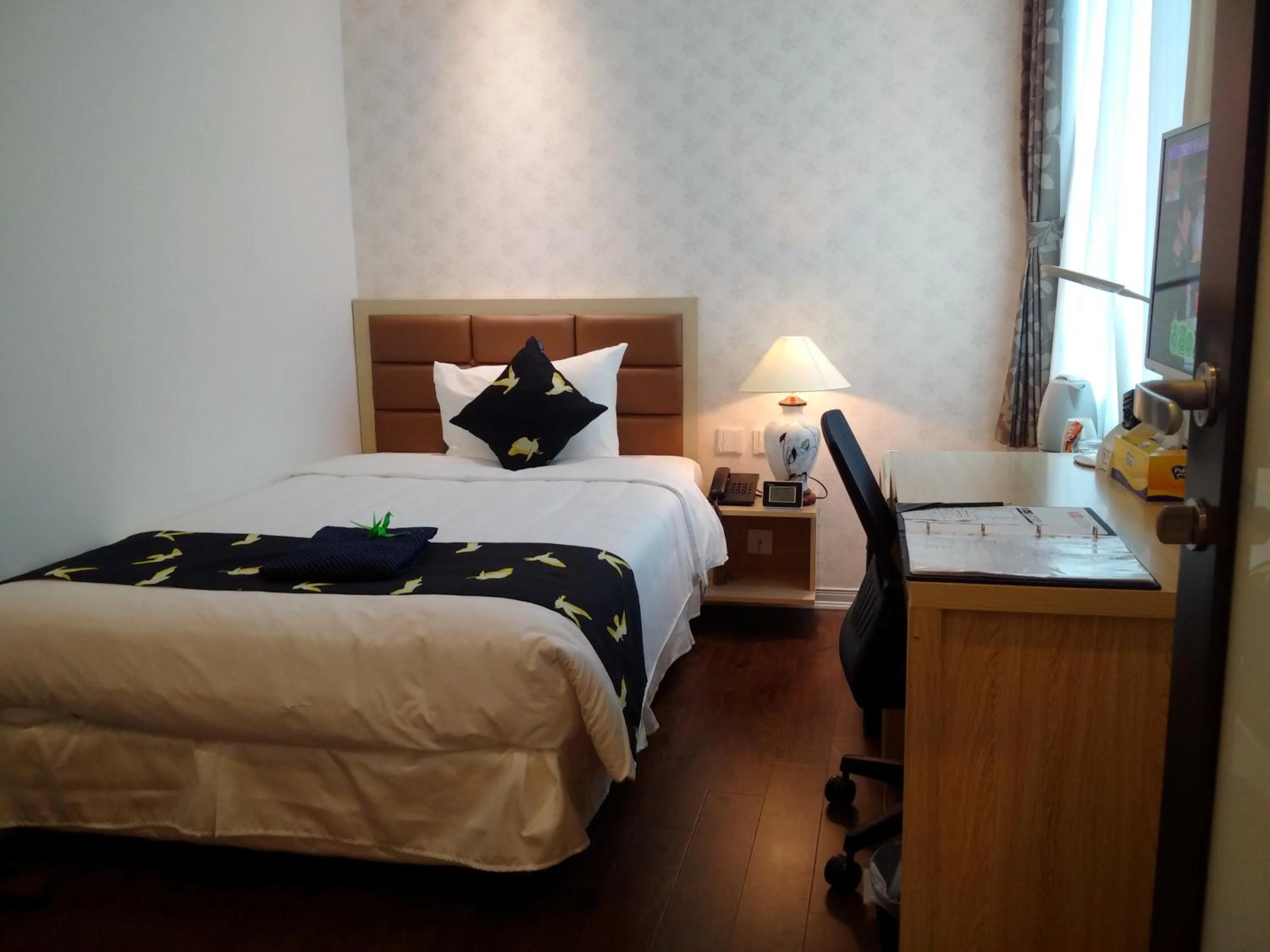 Bed in Momizi Business Hotel