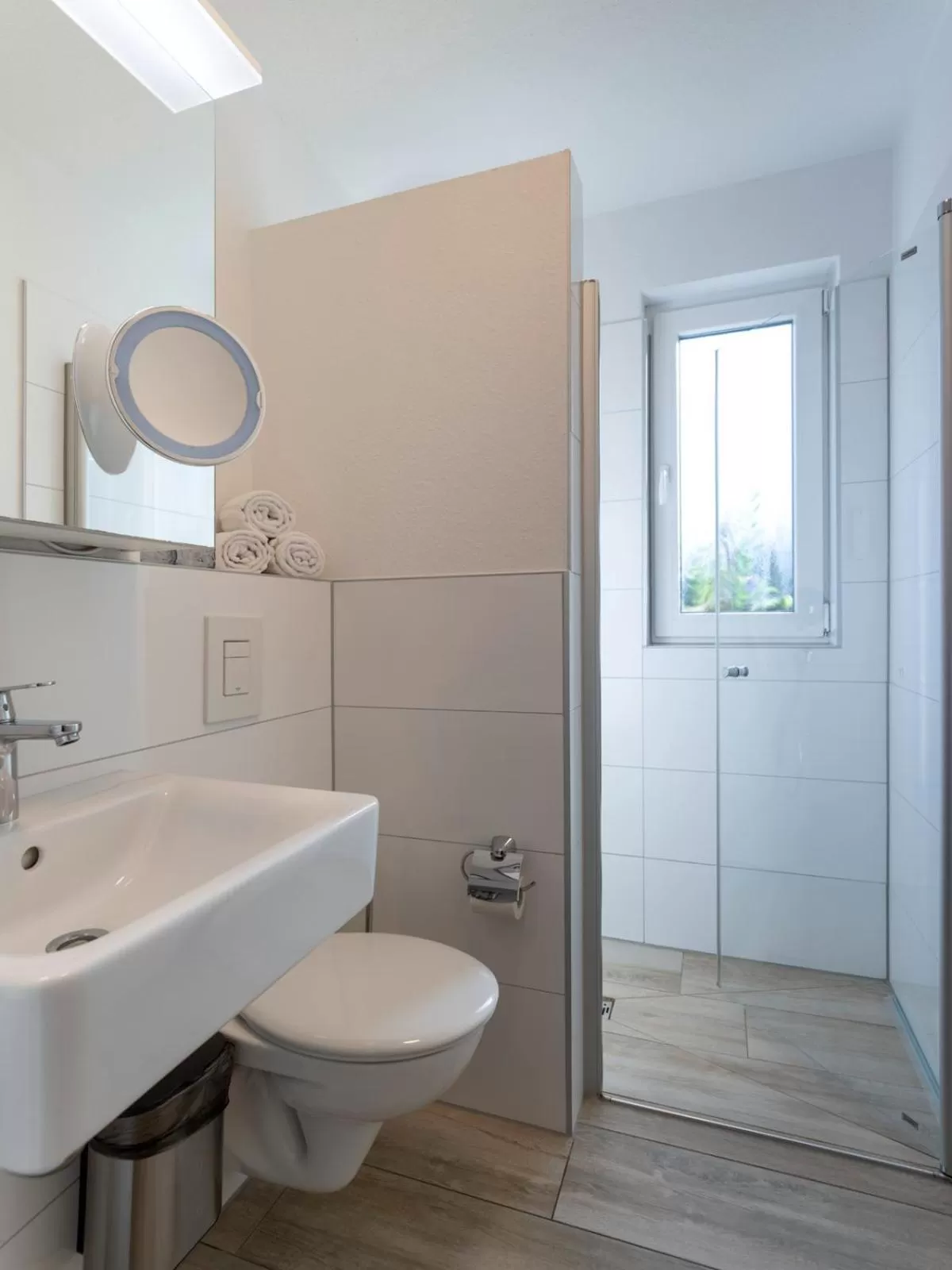 Bathroom in GLEUEL INN - digital hotel & serviced apartments & boardinghouse mit voll ausgestatteten Küchen