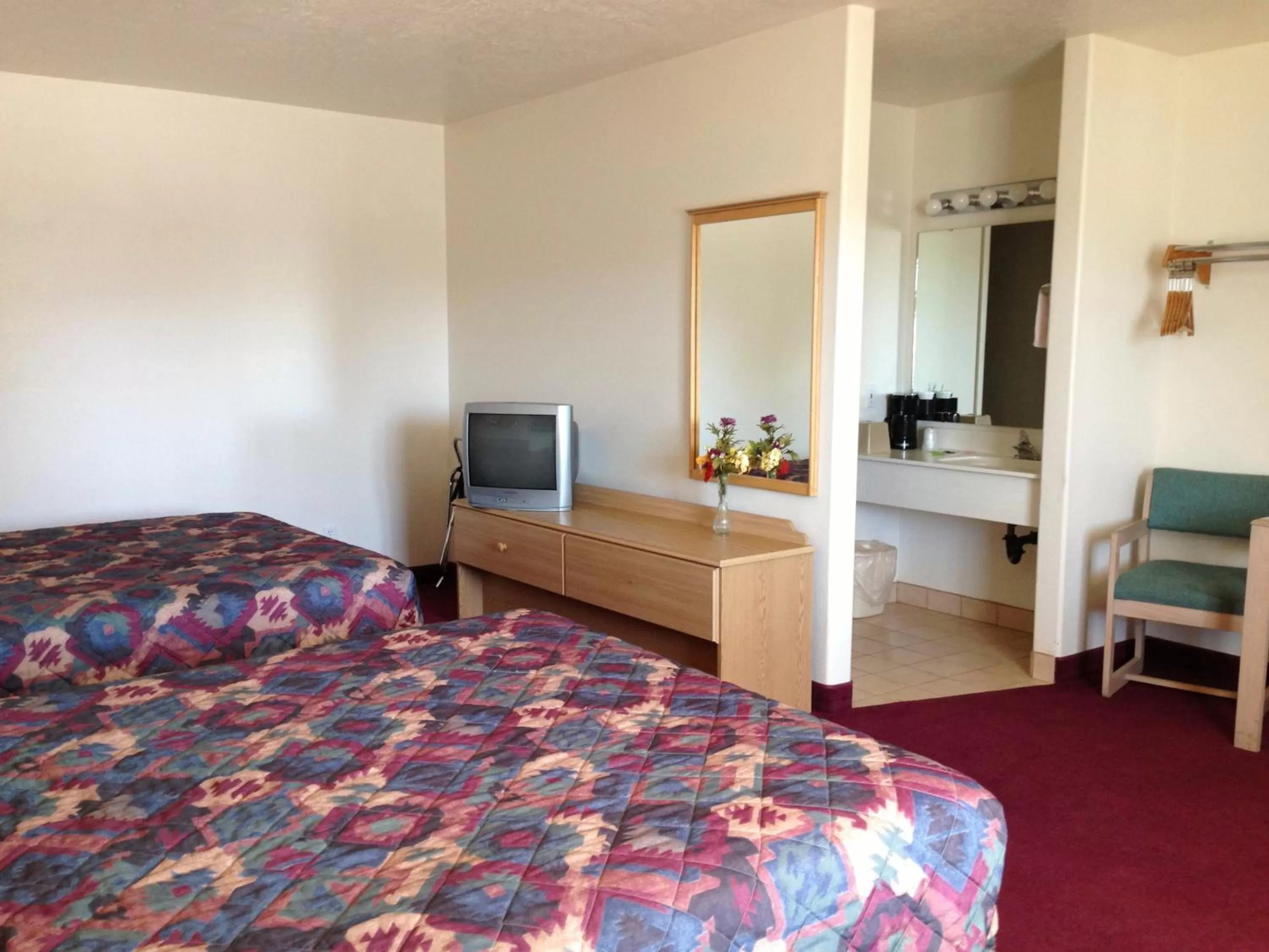 Photo of the whole room, Bed in Bryce Way Motel