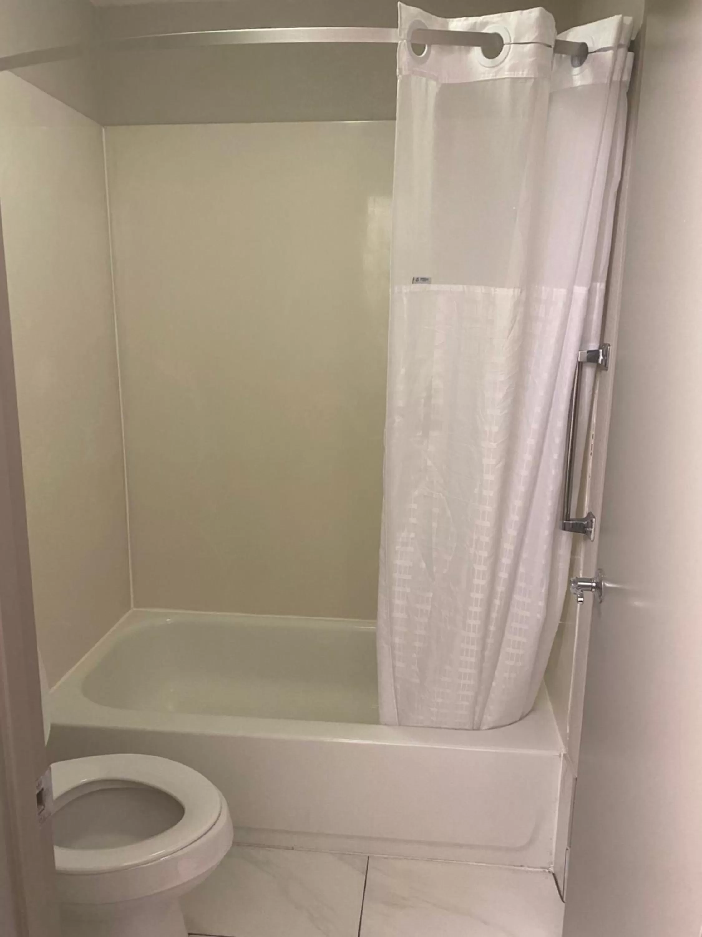 Bathroom in Days Inn by Wyndham Lake City I-10