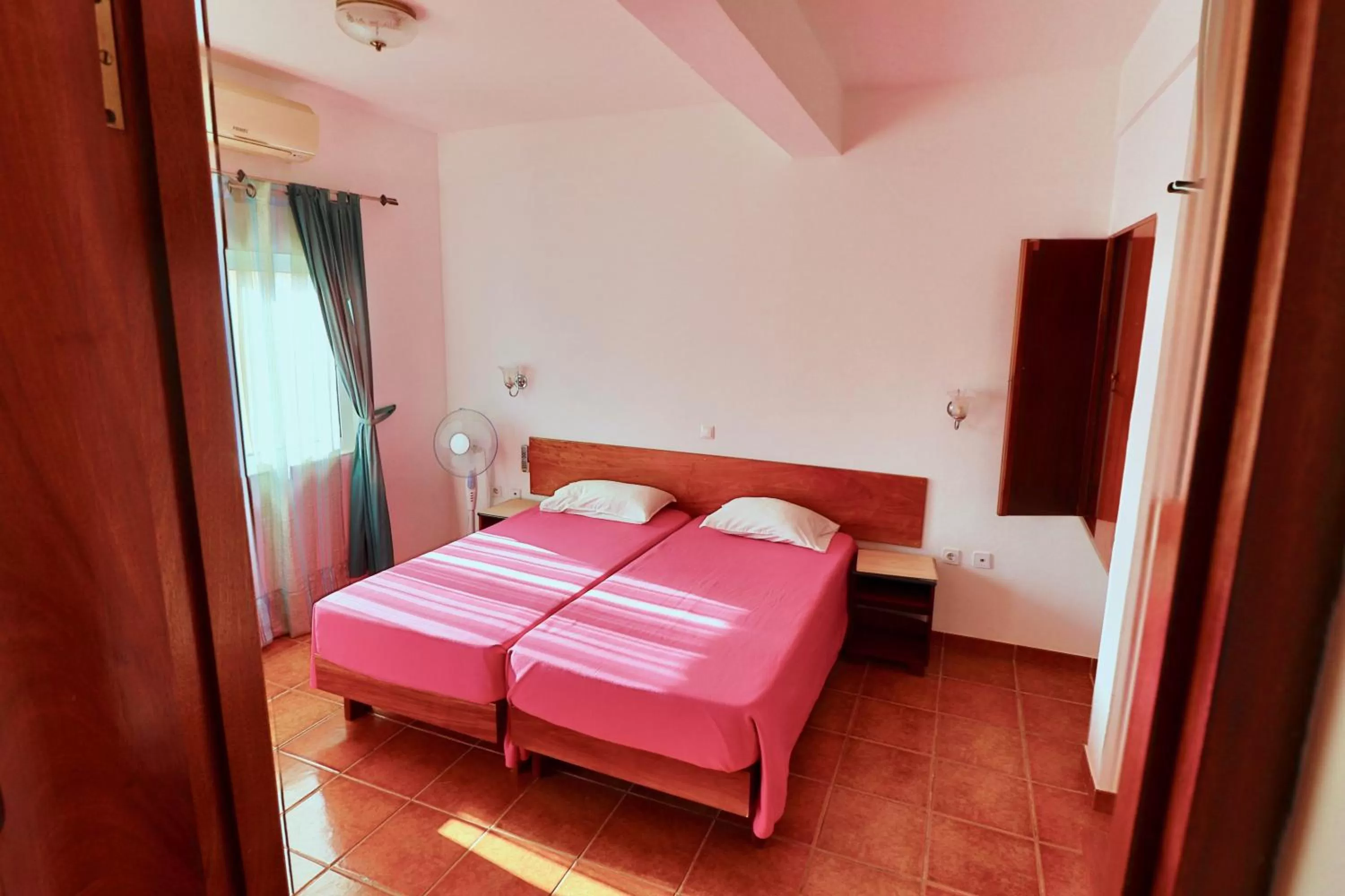 Twin Room in Residencial Che Guevara B & B Stop over