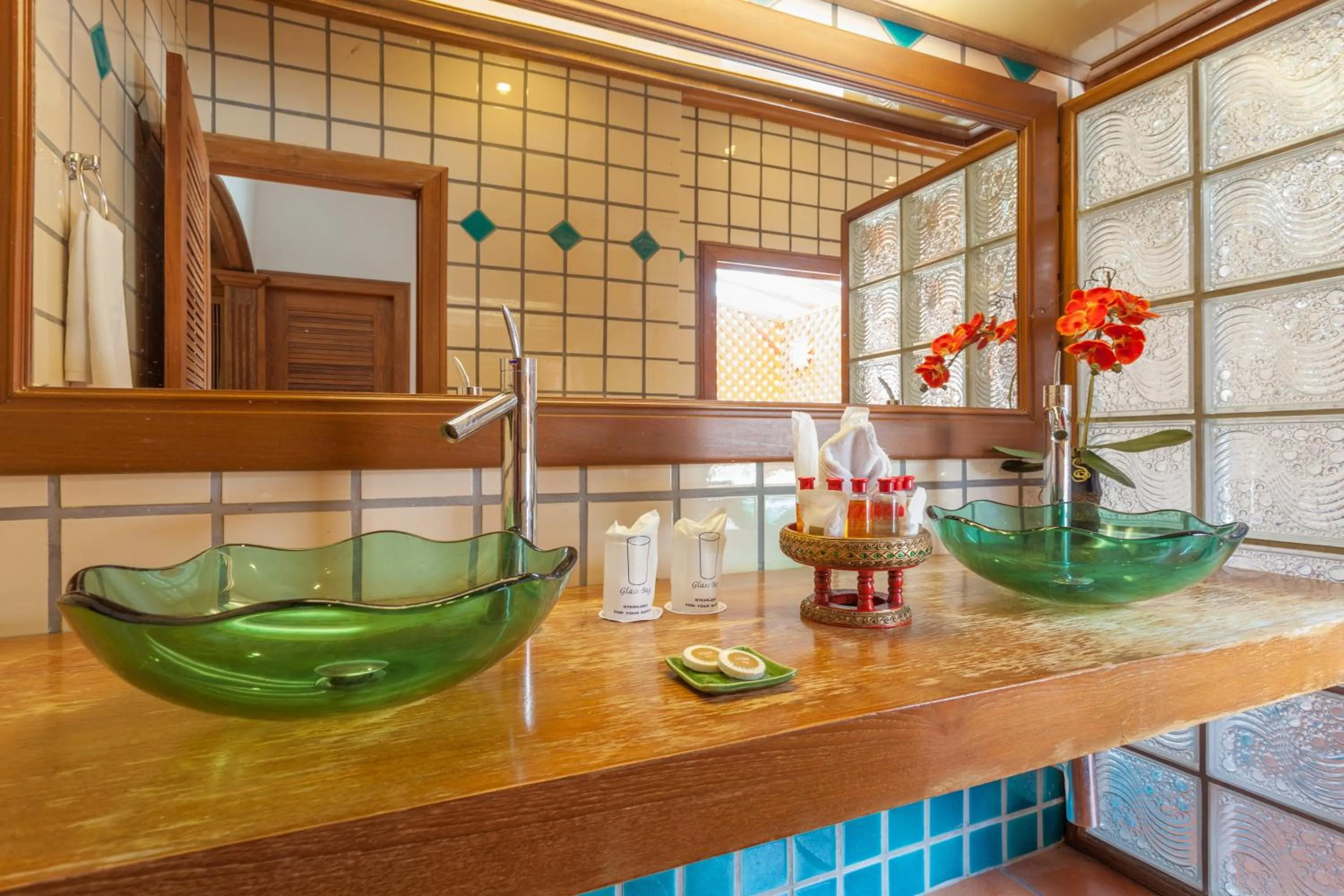 Bathroom in Royal Phawadee Village Patong - 2 Minutes walk to the beach