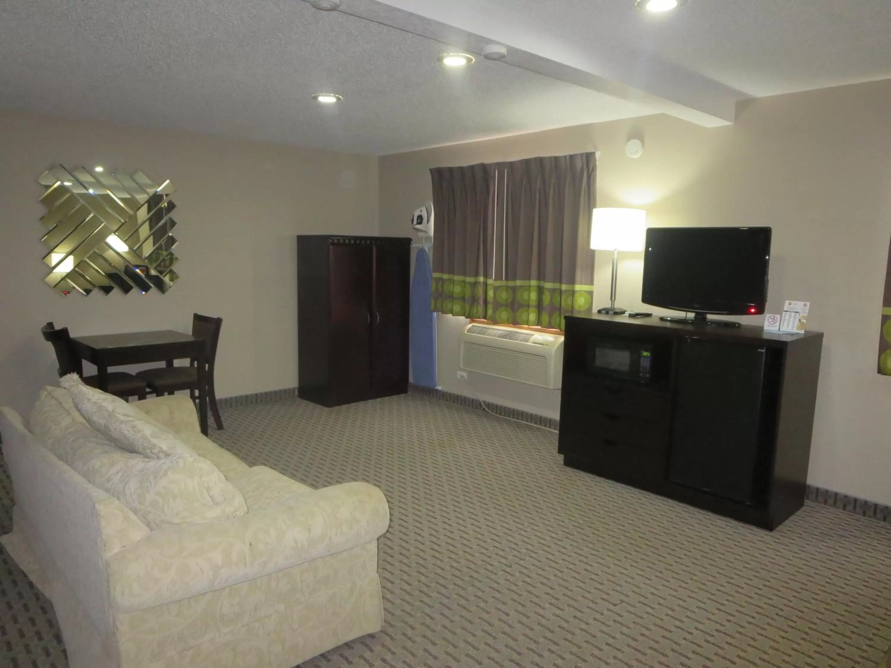 Seating area in Super 8 by Wyndham Mundelein/Libertyville Area