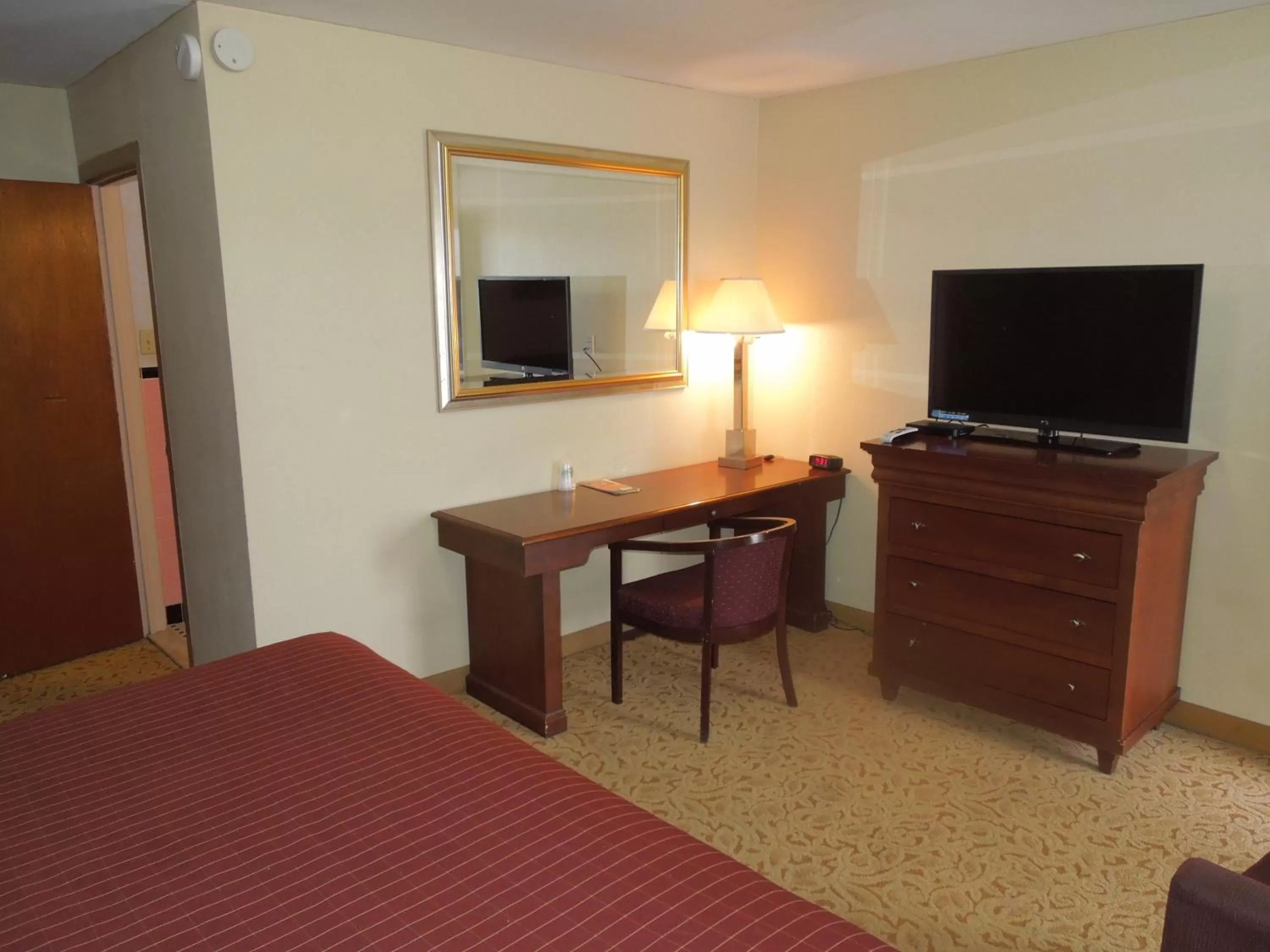 Bed in Slumberland Motel Mount Holly