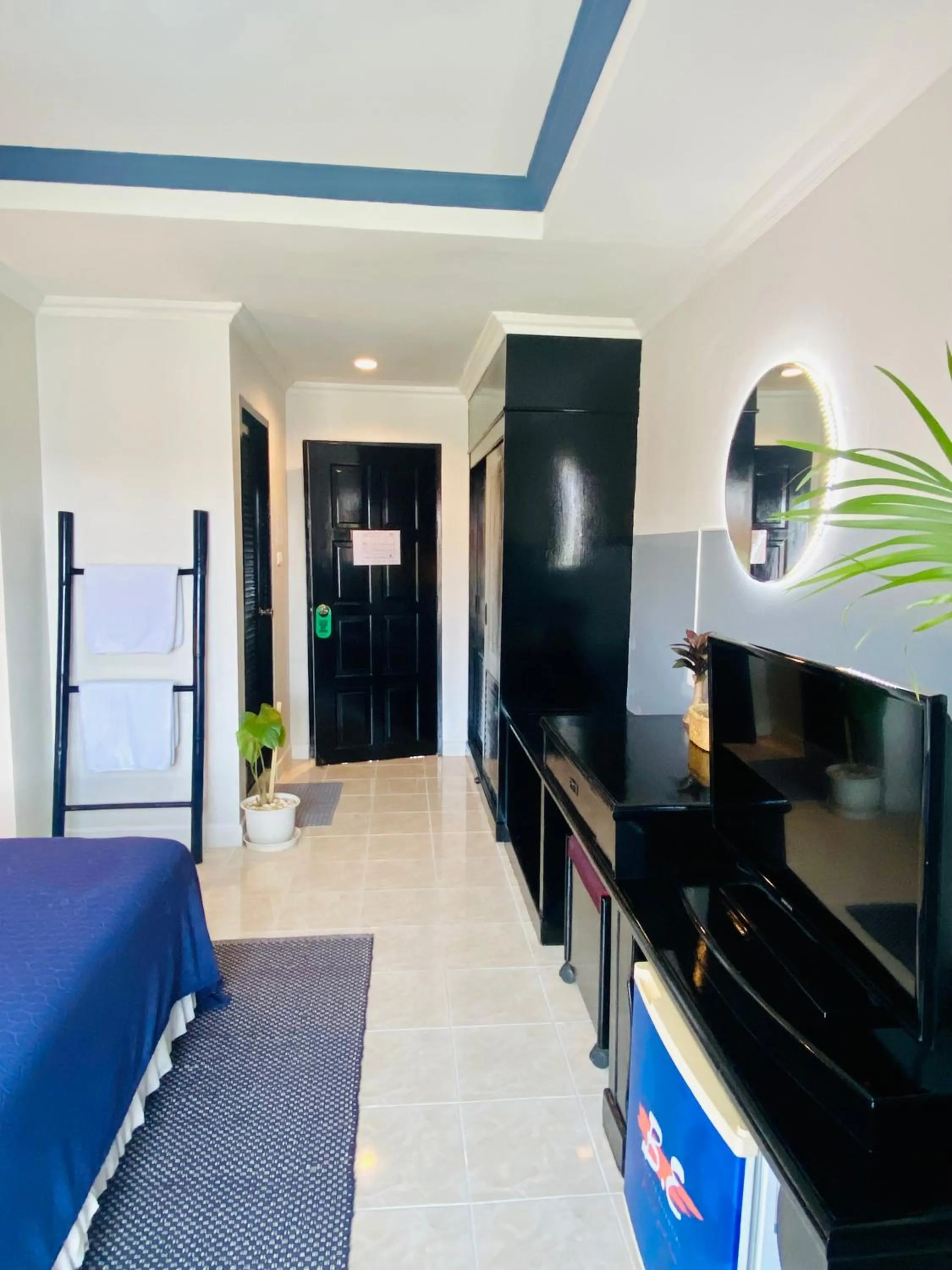 Communal lounge/ TV room in BH Baan Paradise Hotel Patong