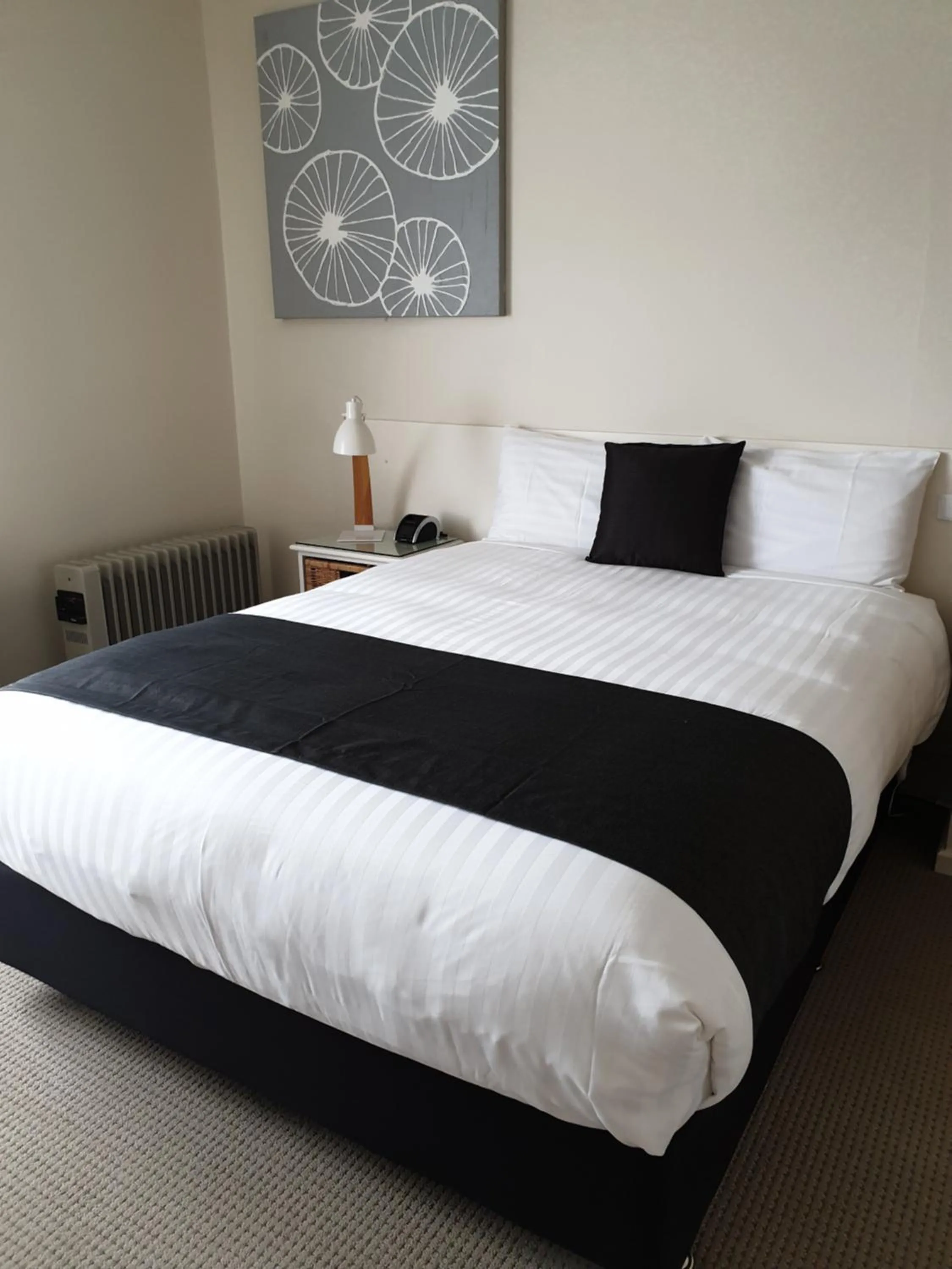 Bedroom, Bed in Barclay Motor Inn