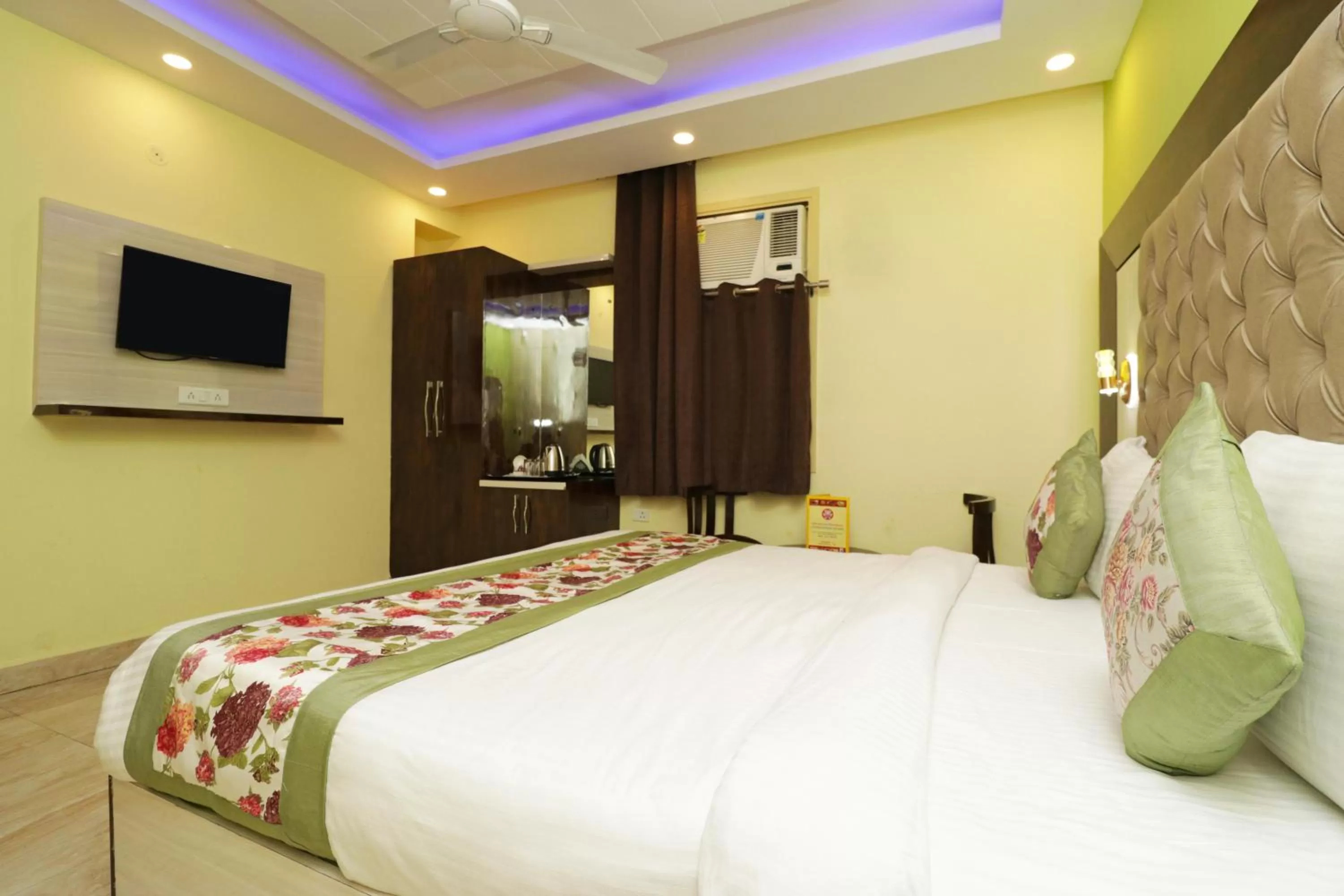 Bedroom, Bed in Airport Hotel Shivaka Inn