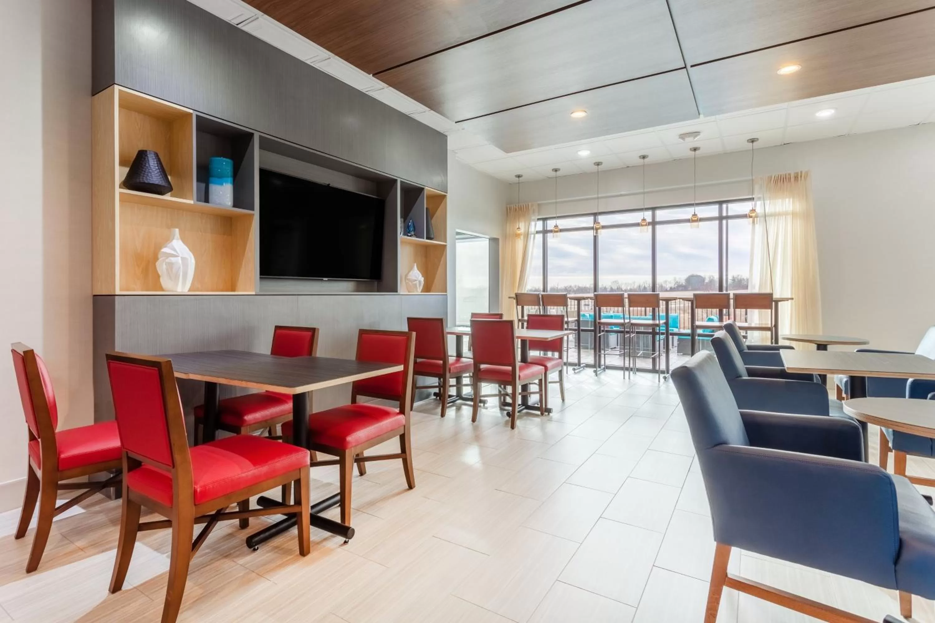 Breakfast in Holiday Inn Express & Suites Kearney by IHG