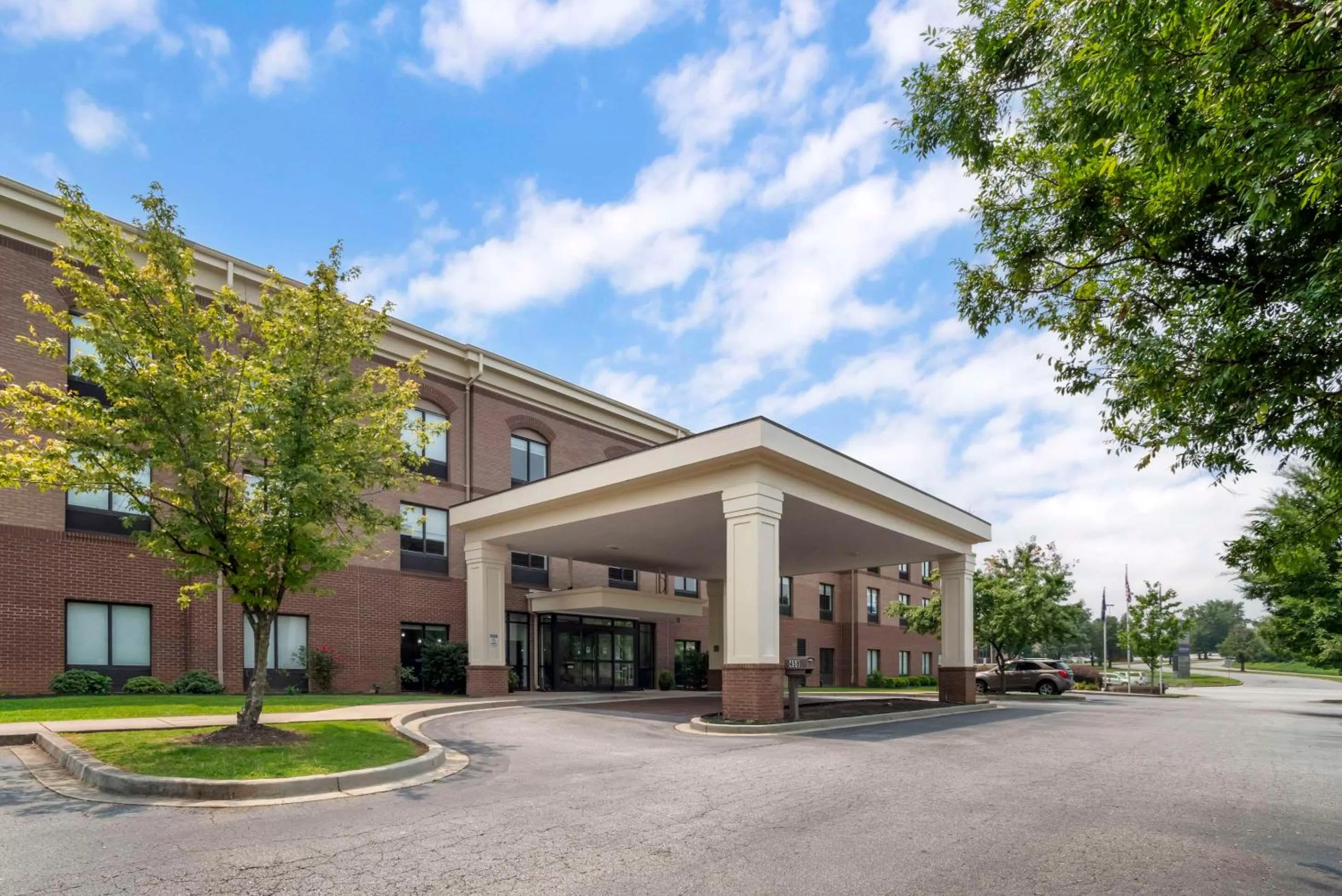 Property building in Comfort Suites At WestGate Mall
