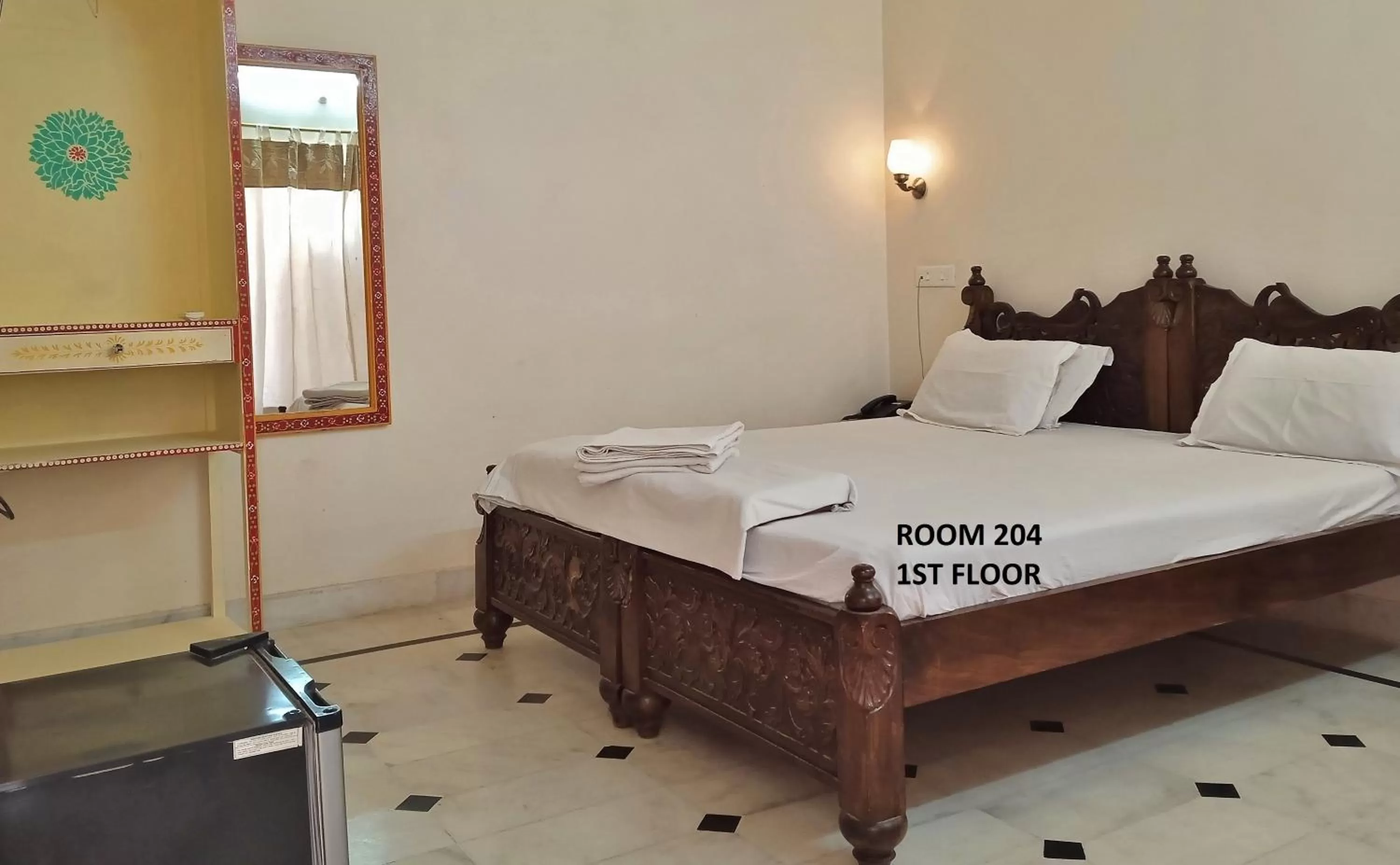 Photo of the whole room, Bed in Rigmor haveli