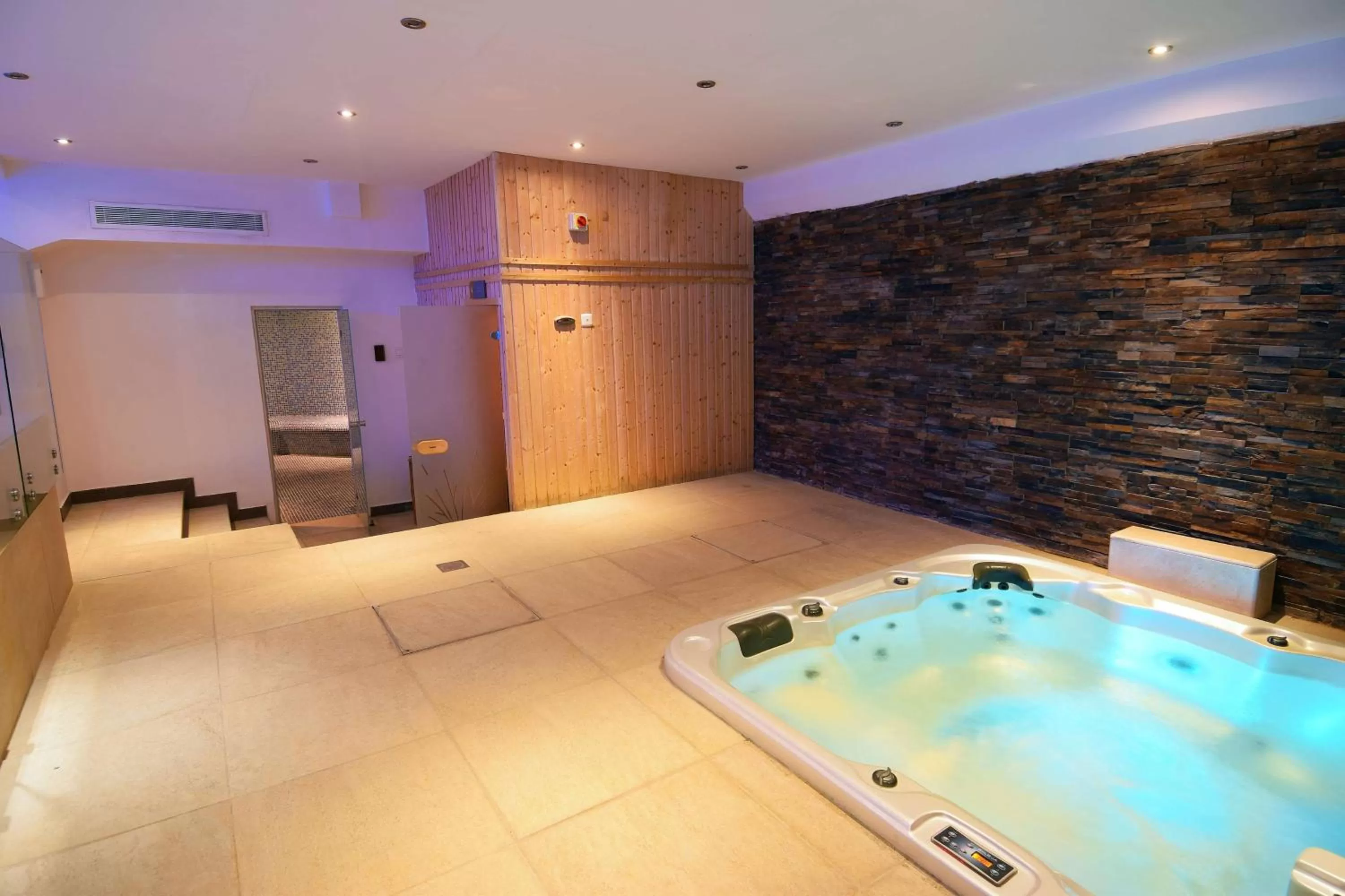 Fitness centre/facilities in Best Western Plus Fursan