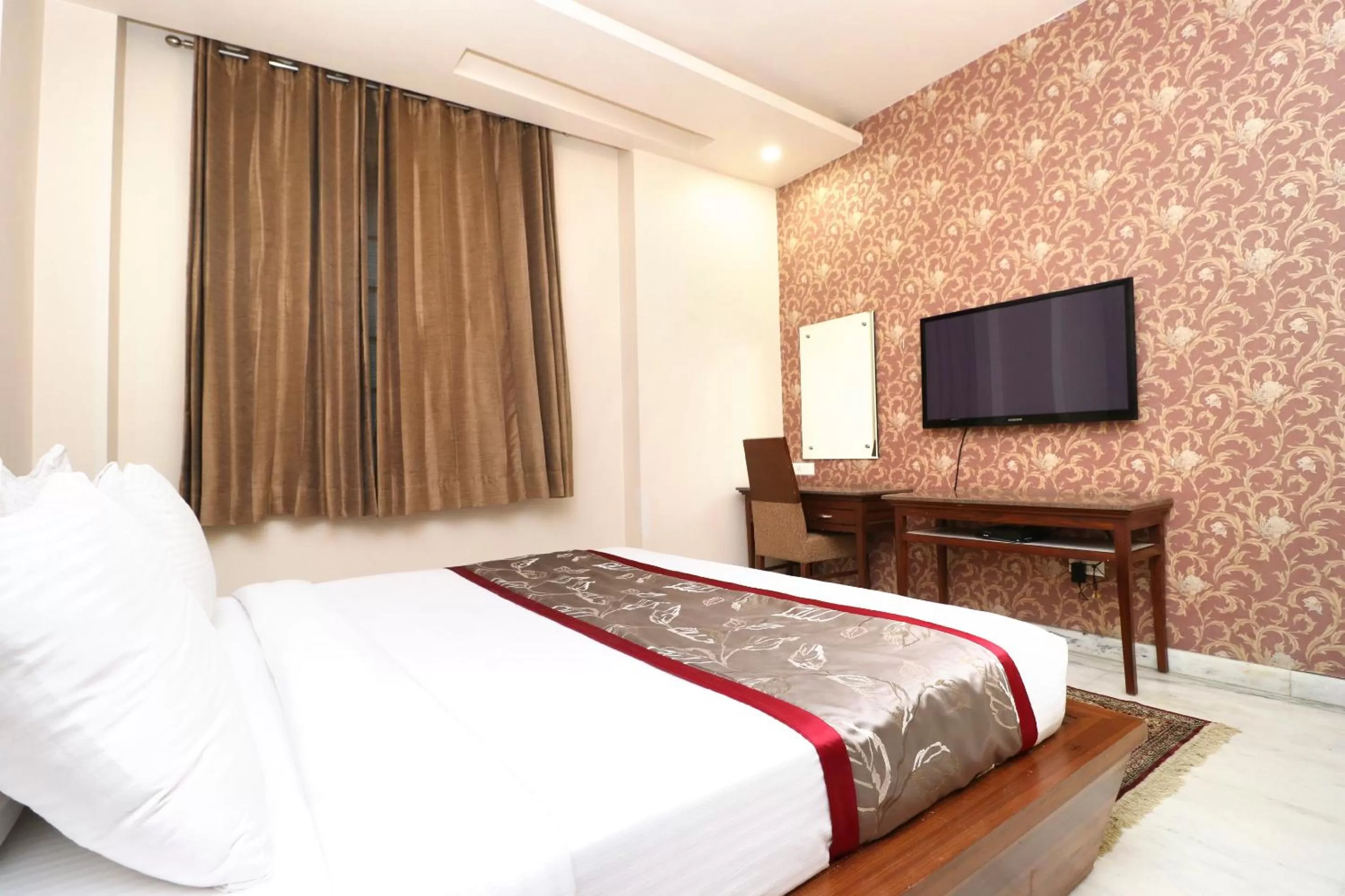 Photo of the whole room, Bed in Hotel Leela Grande