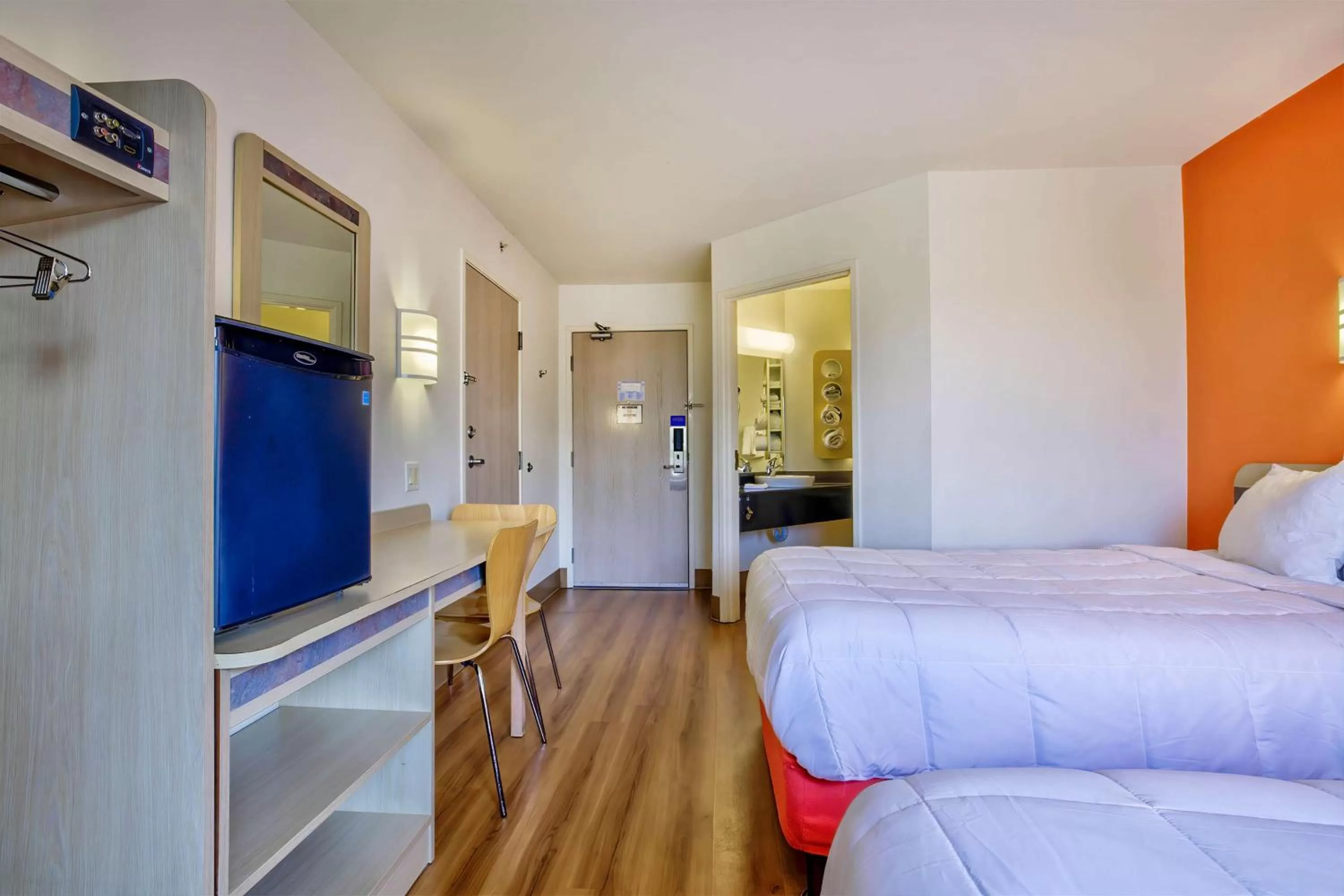 Bedroom, Bed in Motel 6-Burlington, ON - Toronto West - Oakville