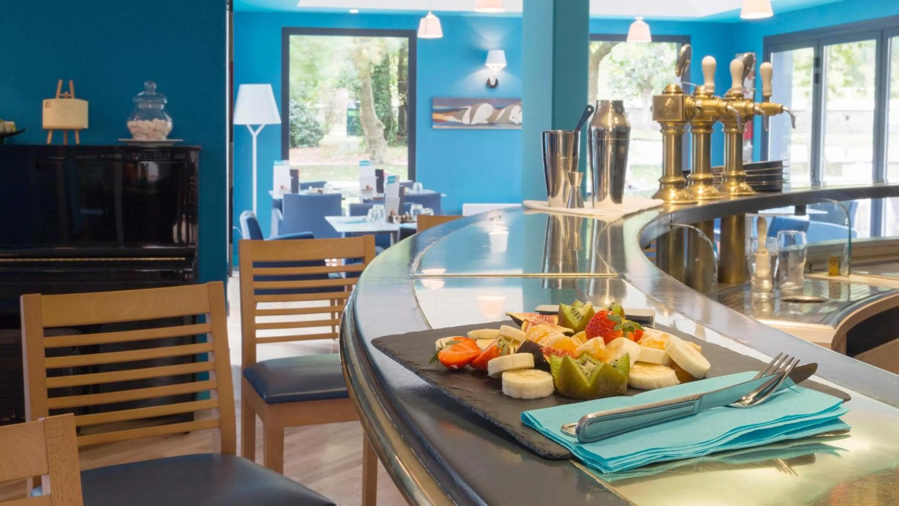 Lounge or bar in Holiday Inn Resort le Touquet by IHG