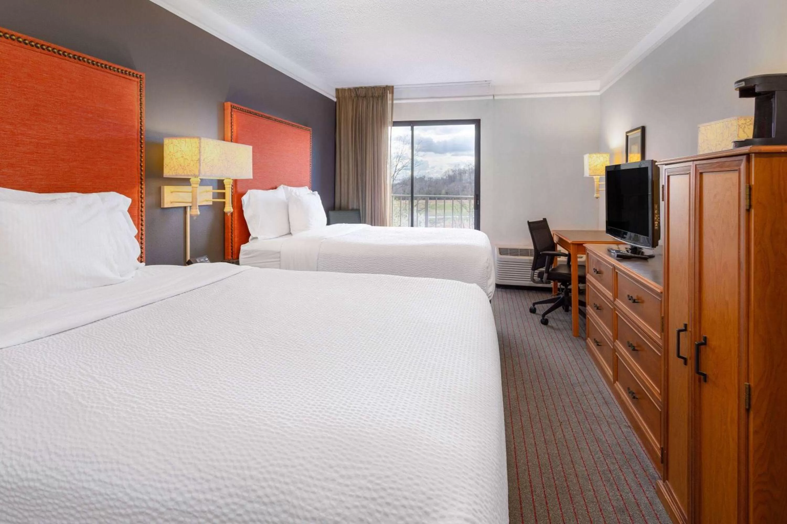 Photo of the whole room, Bed in La Quinta by Wyndham Kingsport Tri Cities Airport