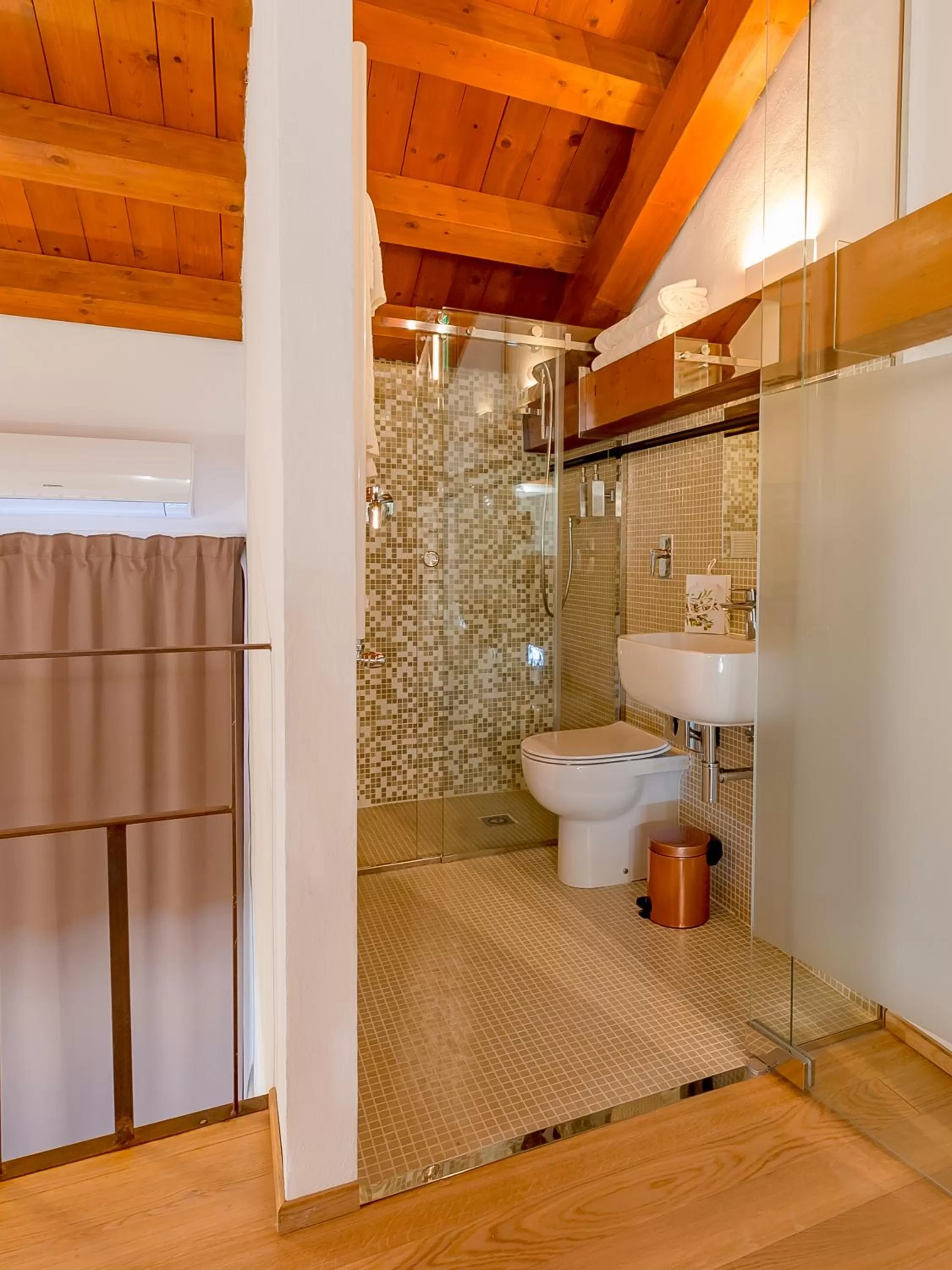 Shower in Le Maestranze Deluxe Rooms