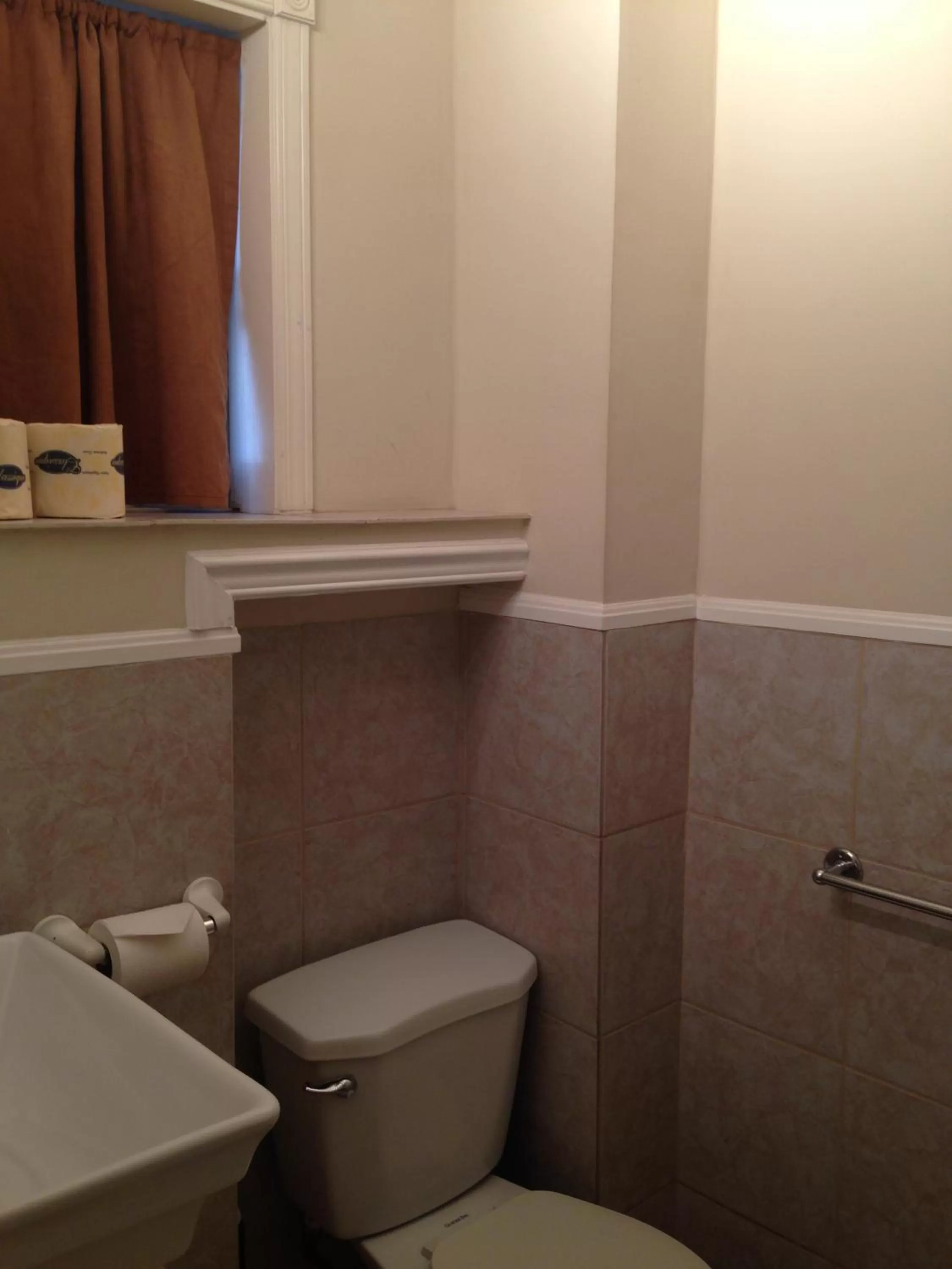 Bathroom in The Rex Hotel Jazz & Blues Bar