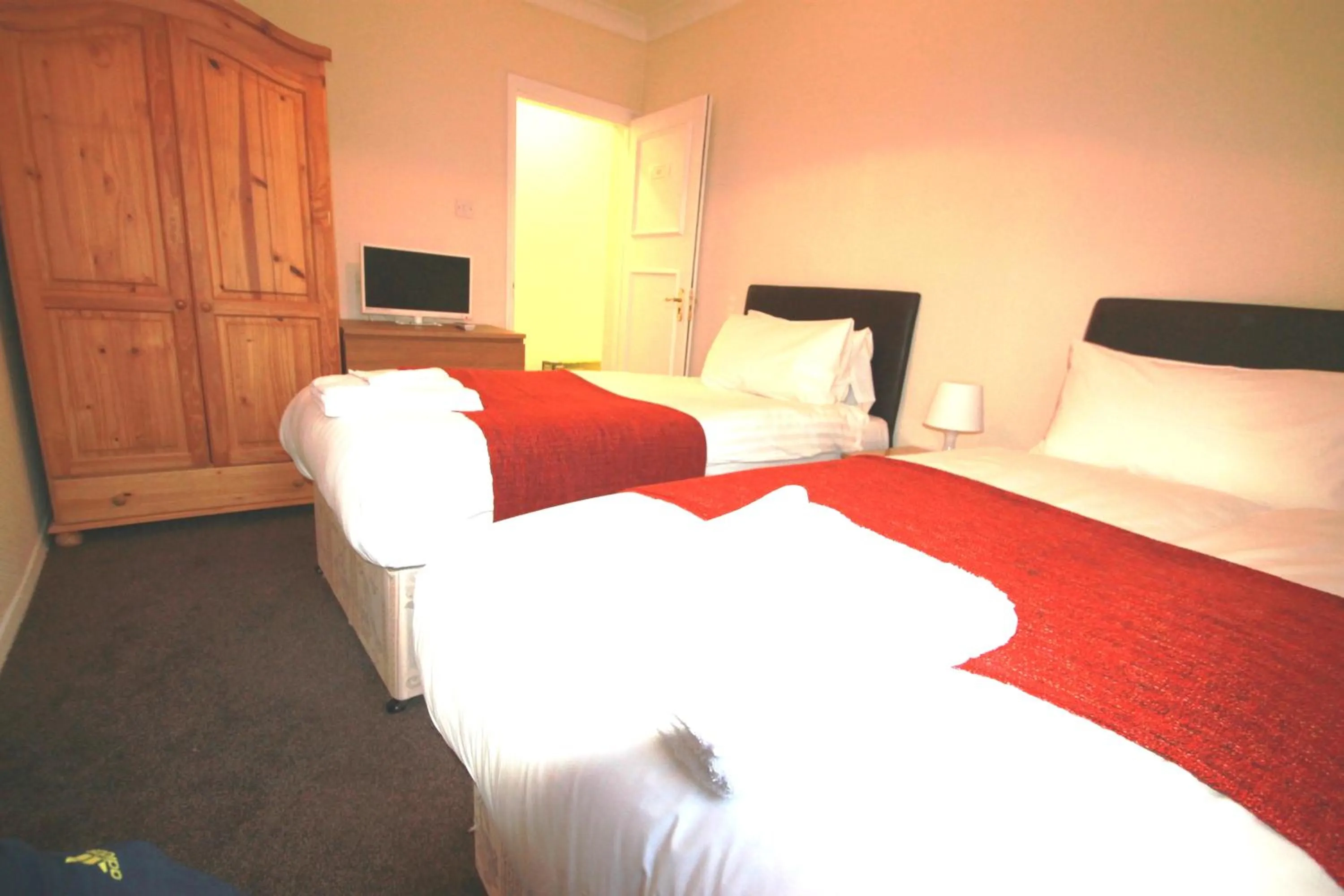 Photo of the whole room, Bed in Manor House London