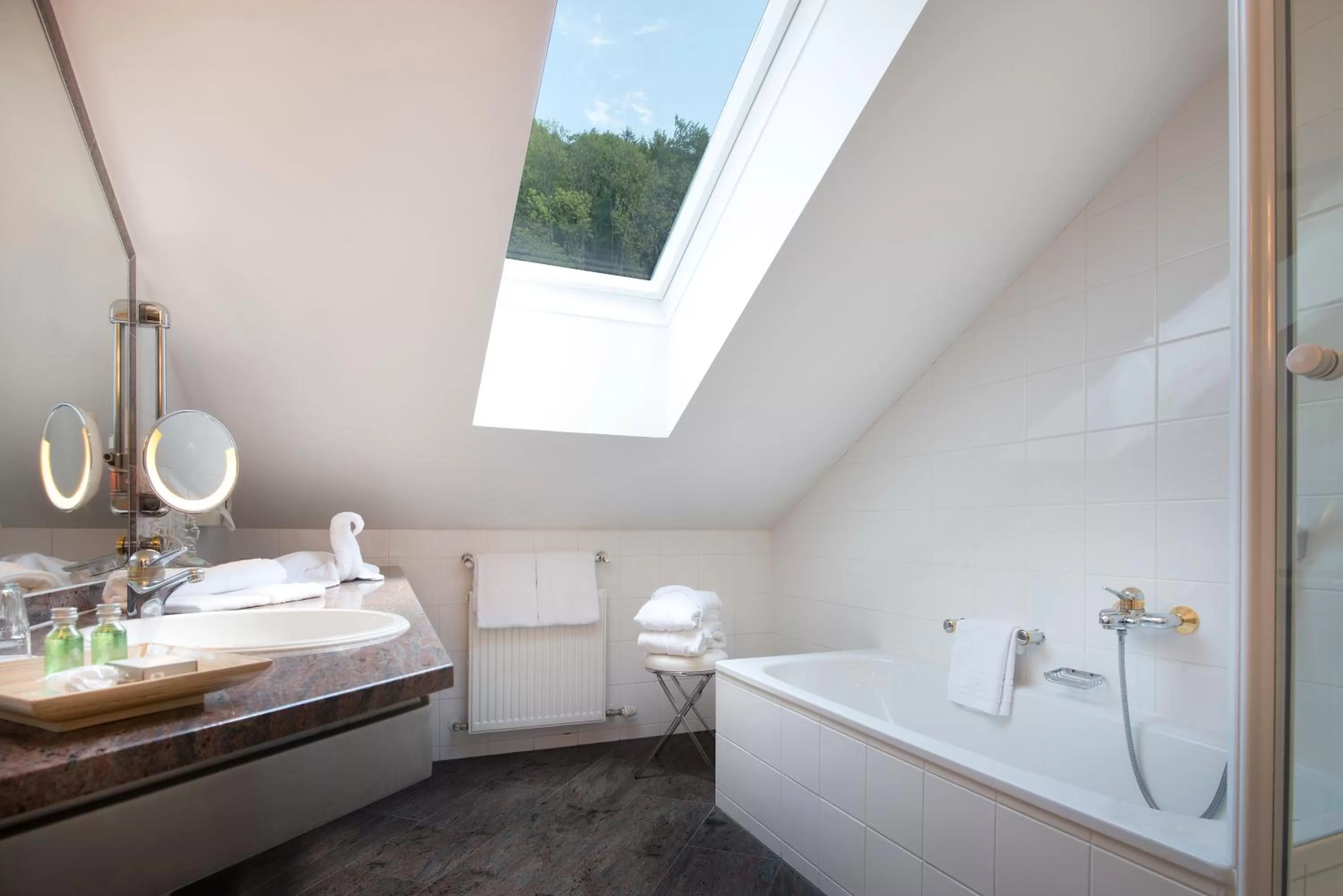 Bathroom in Romantik Hotel Die Gersberg Alm mit Panoramablick auf Salzburg