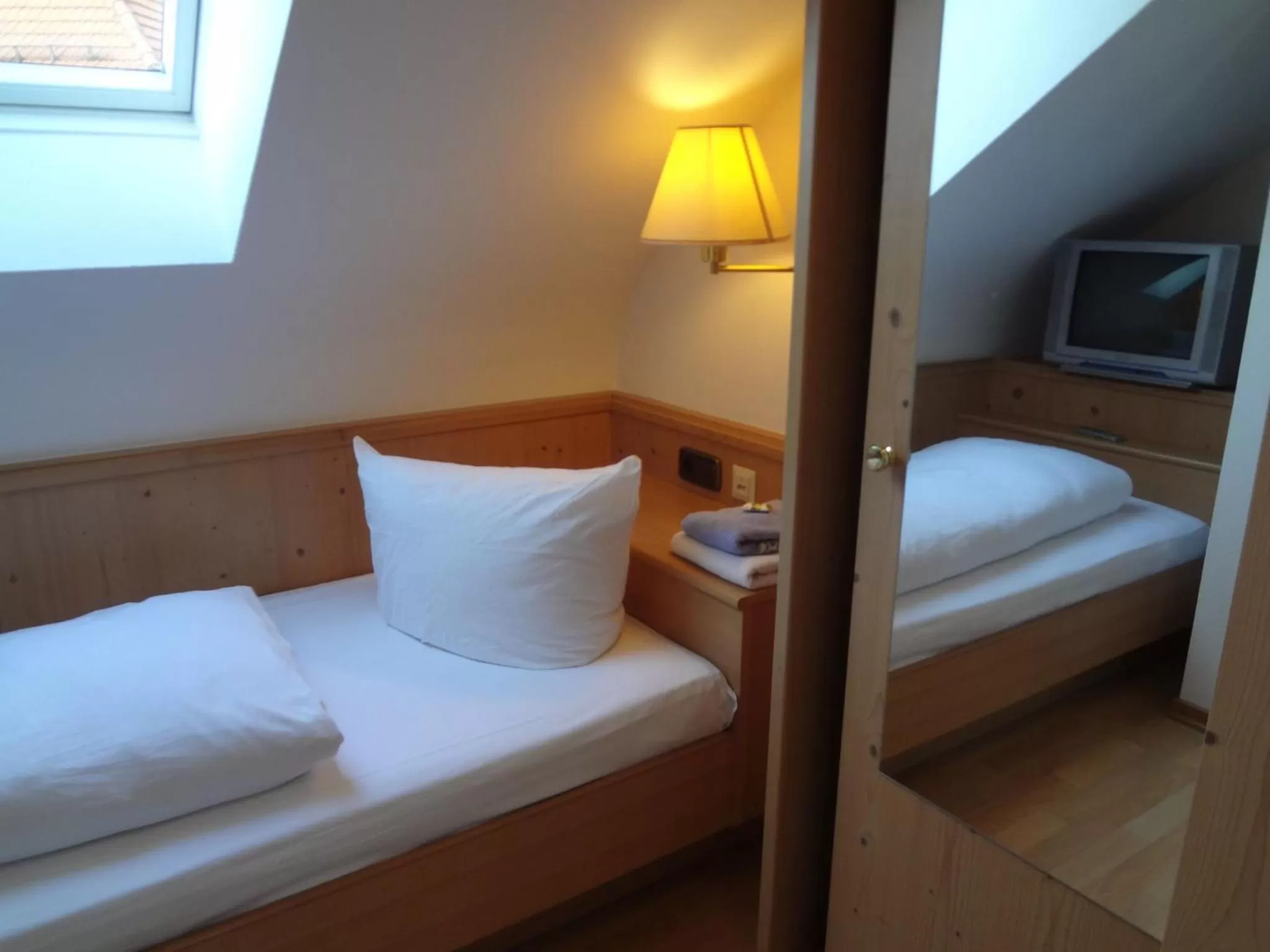 Photo of the whole room, Bed in Hotel Rose Heidelberg inklusive Frühstück, Saunanutzung und Parkplätze nach Verfügbarkeit