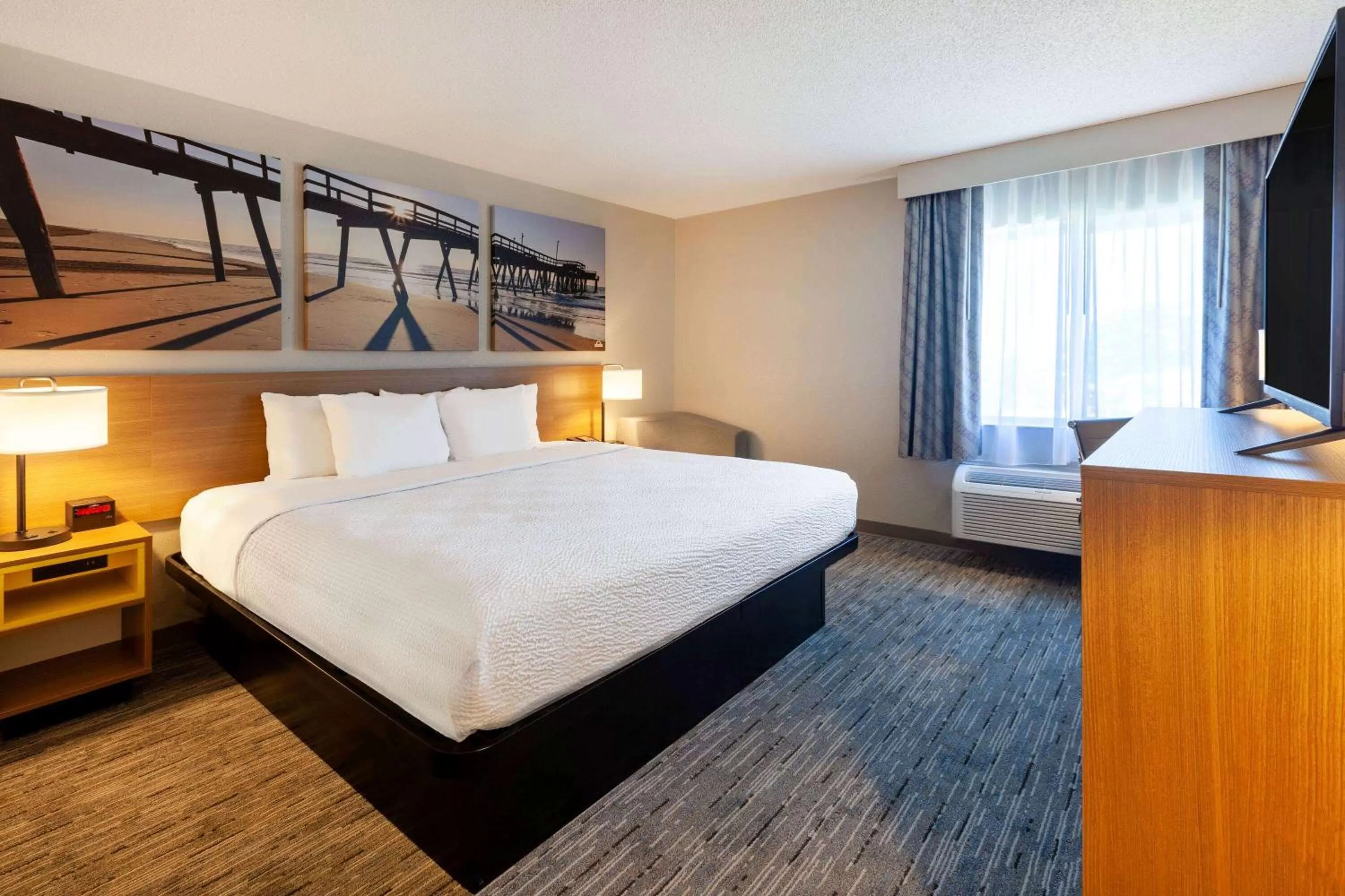 Photo of the whole room, Bed in Days Inn by Wyndham Racine/Sturtevant