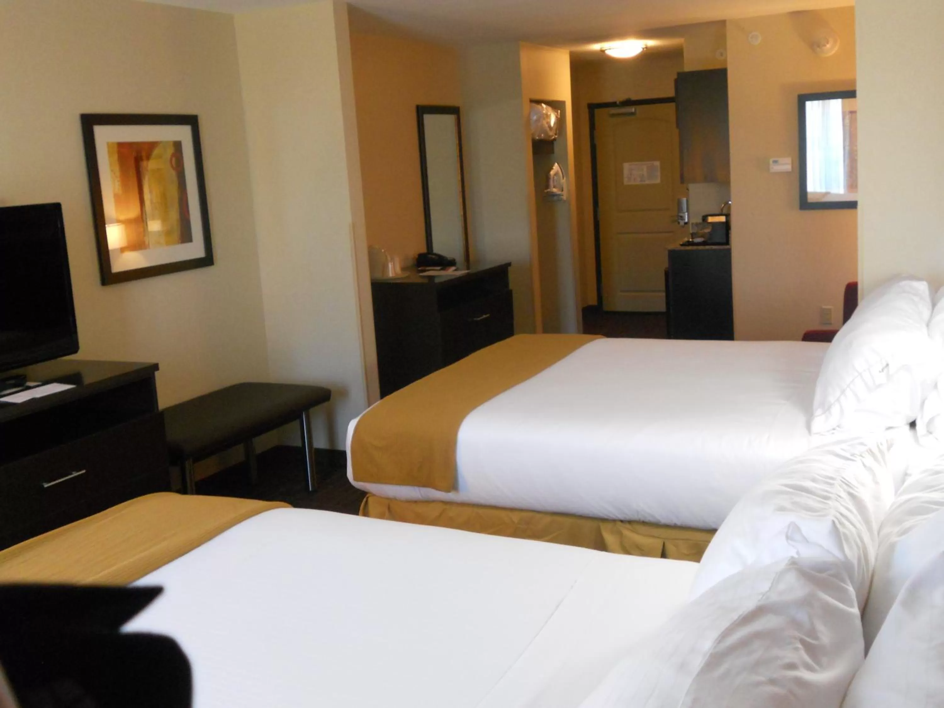 Photo of the whole room, Bed in Holiday Inn Express Greensburg by IHG
