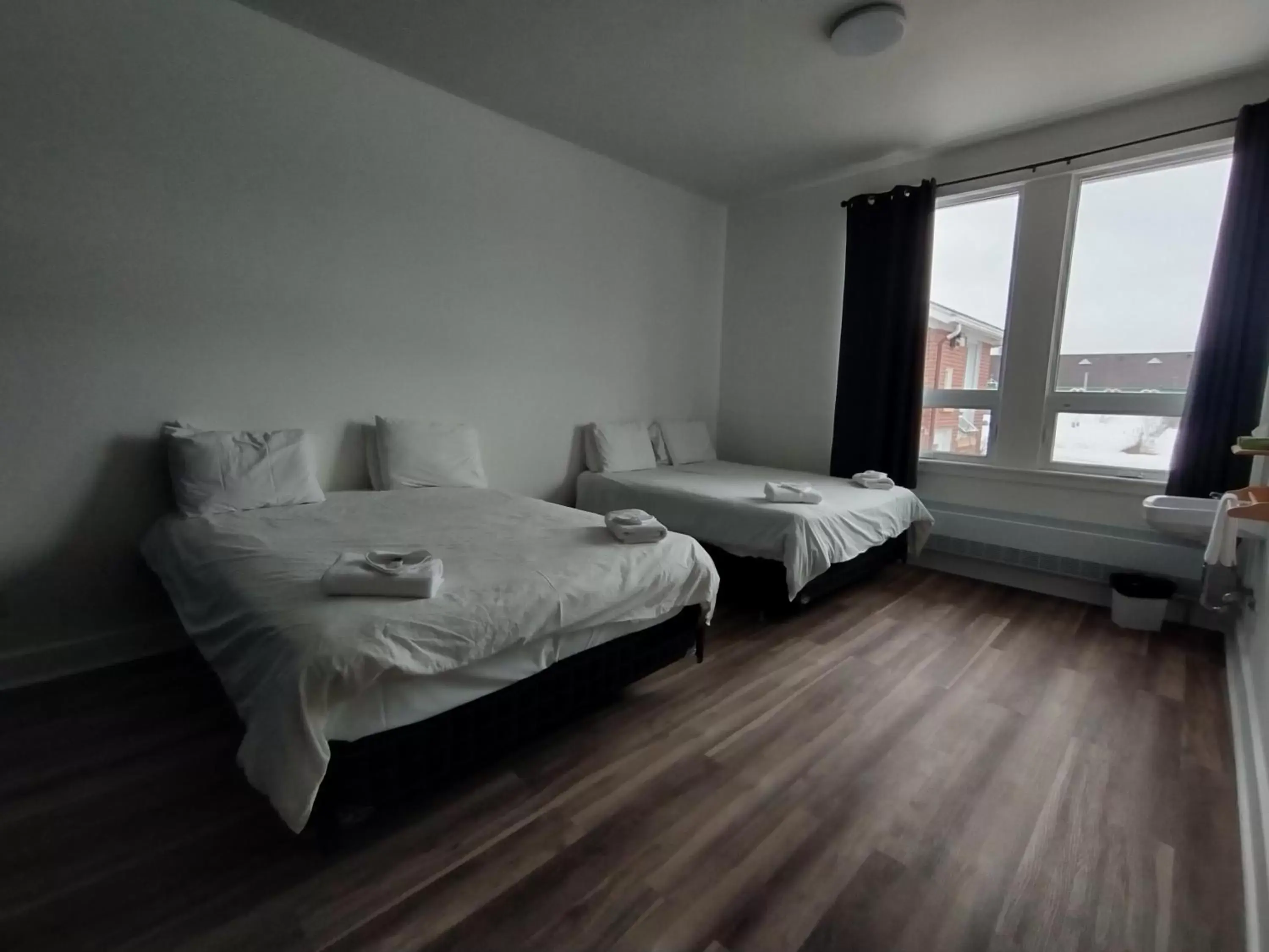 Quadruple Room with Shared Bathroom in Auberge La Petite École de Forillon Quadruple Room with Shared Bathroom in Auberge La Petite École de Forillon