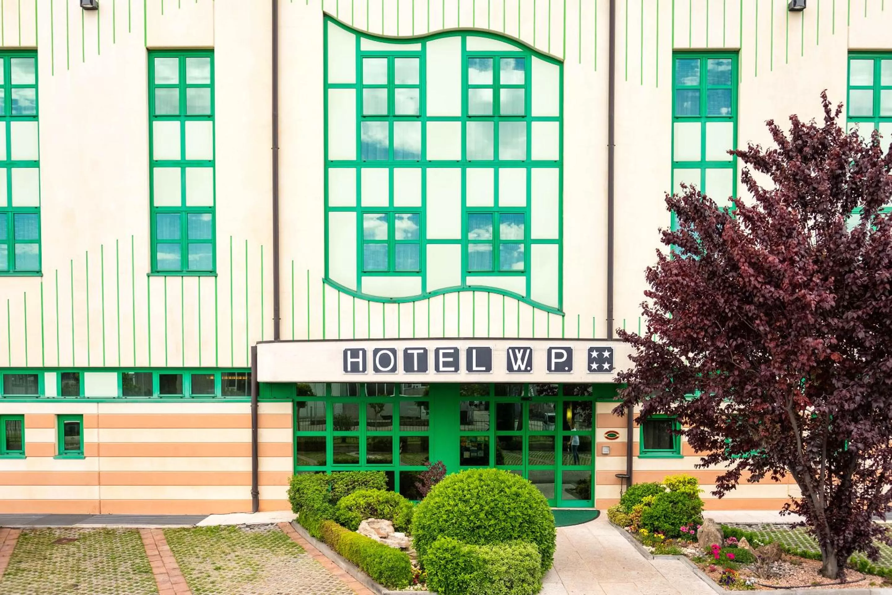 Facade/entrance in West Point Airport Hotel