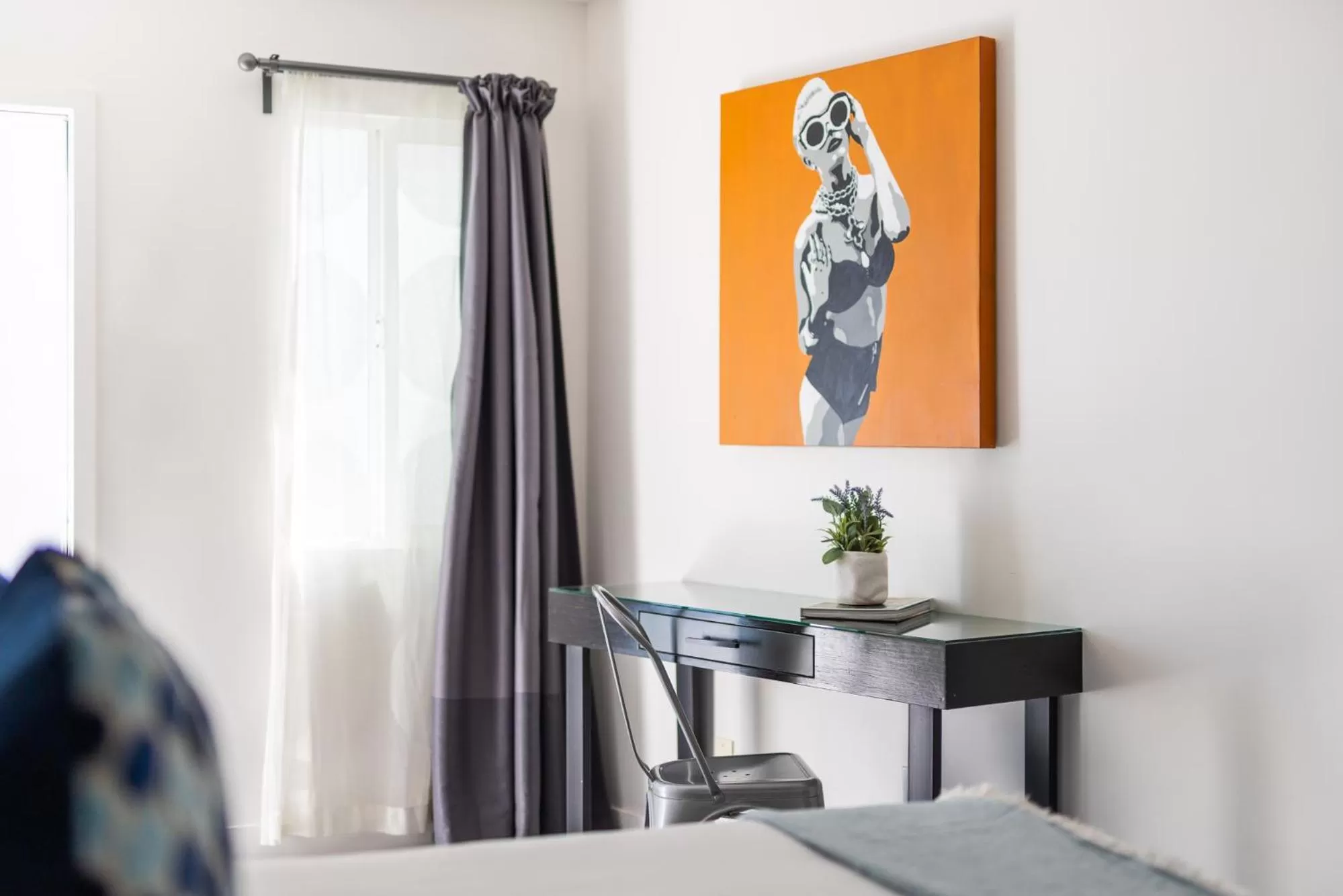 Seating area, Bed in The Palm Springs Hotel