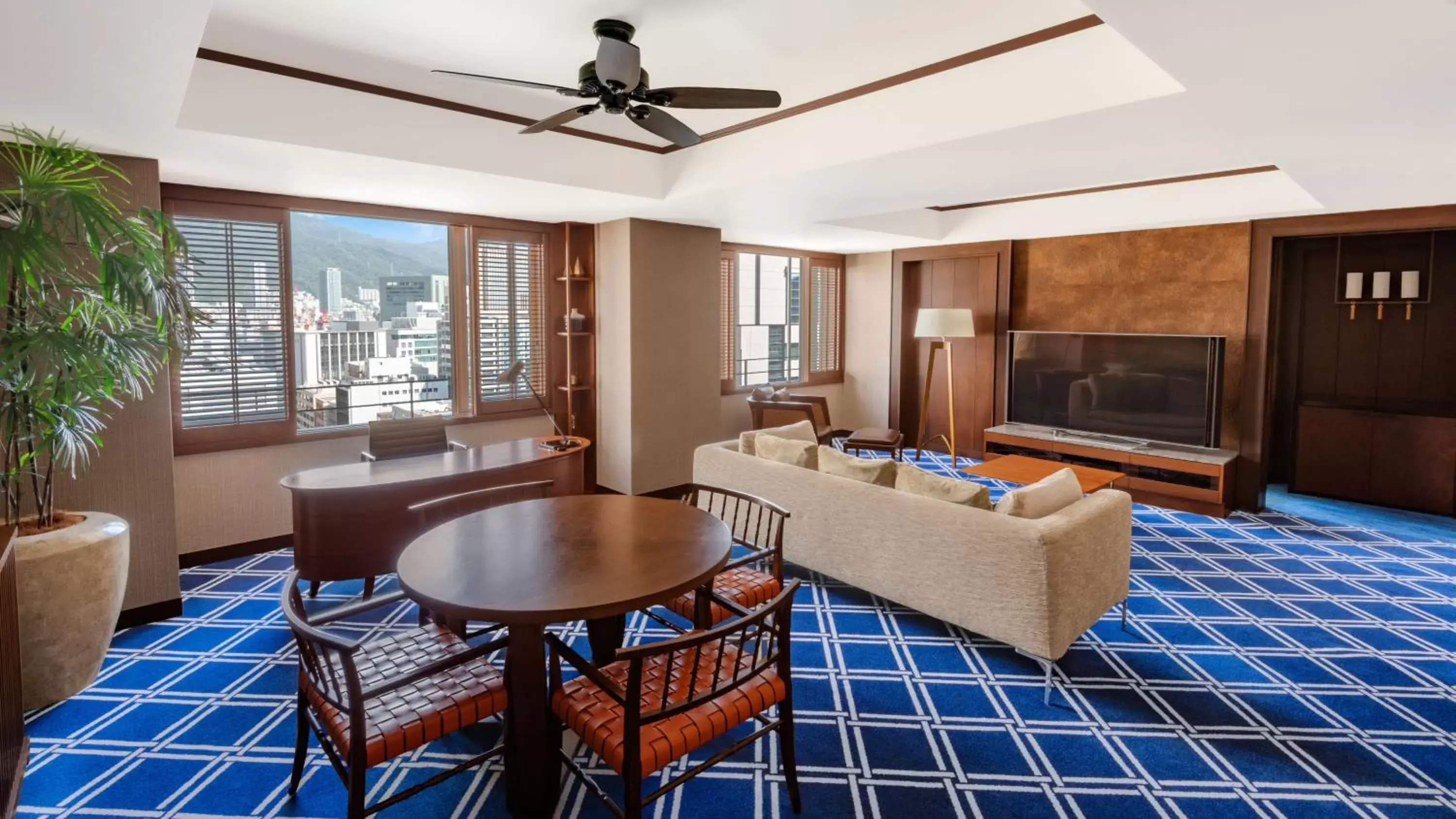 King Suite on Higher Floor with Complimentary Mini-bar in Oriental Hotel King Suite on Higher Floor with Complimentary Mini-bar in Oriental Hotel