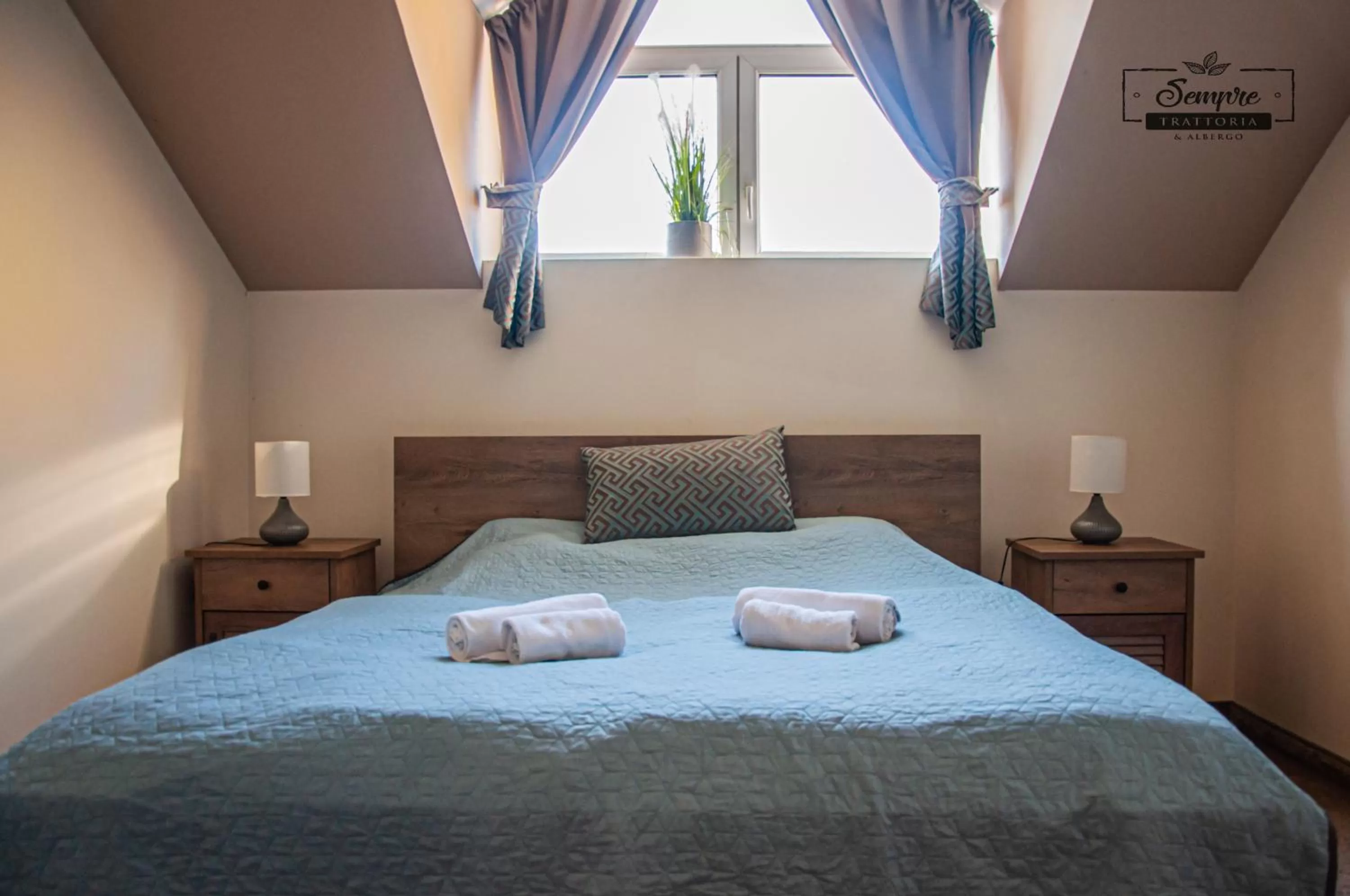 Bed in Sempre Étterem És Panzió