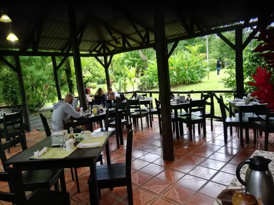 Restaurant/places to eat in Casona Rústica & Bungalow