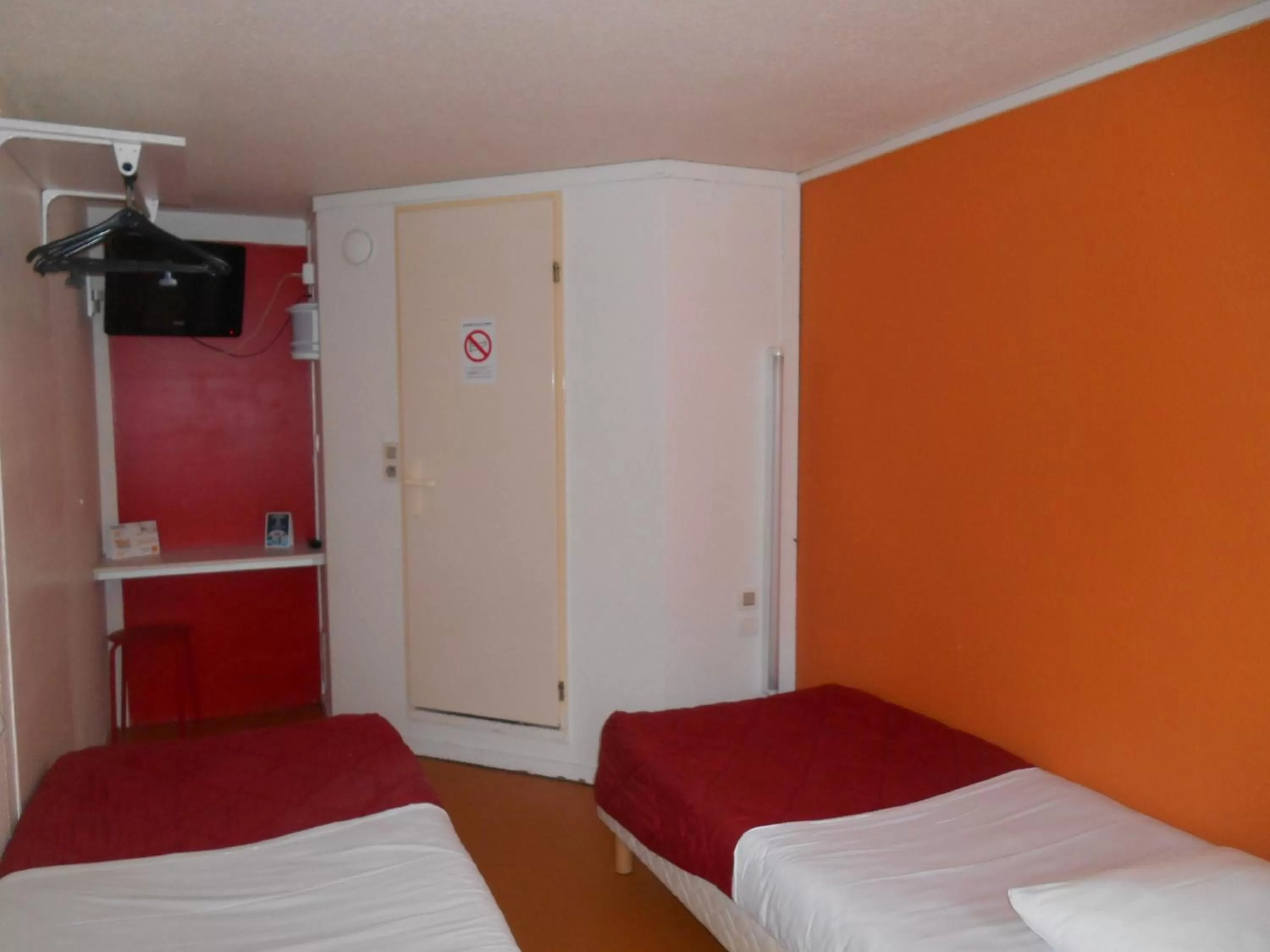 Photo of the whole room, Bed in Premiere Classe Brest Gouesnou Aeroport