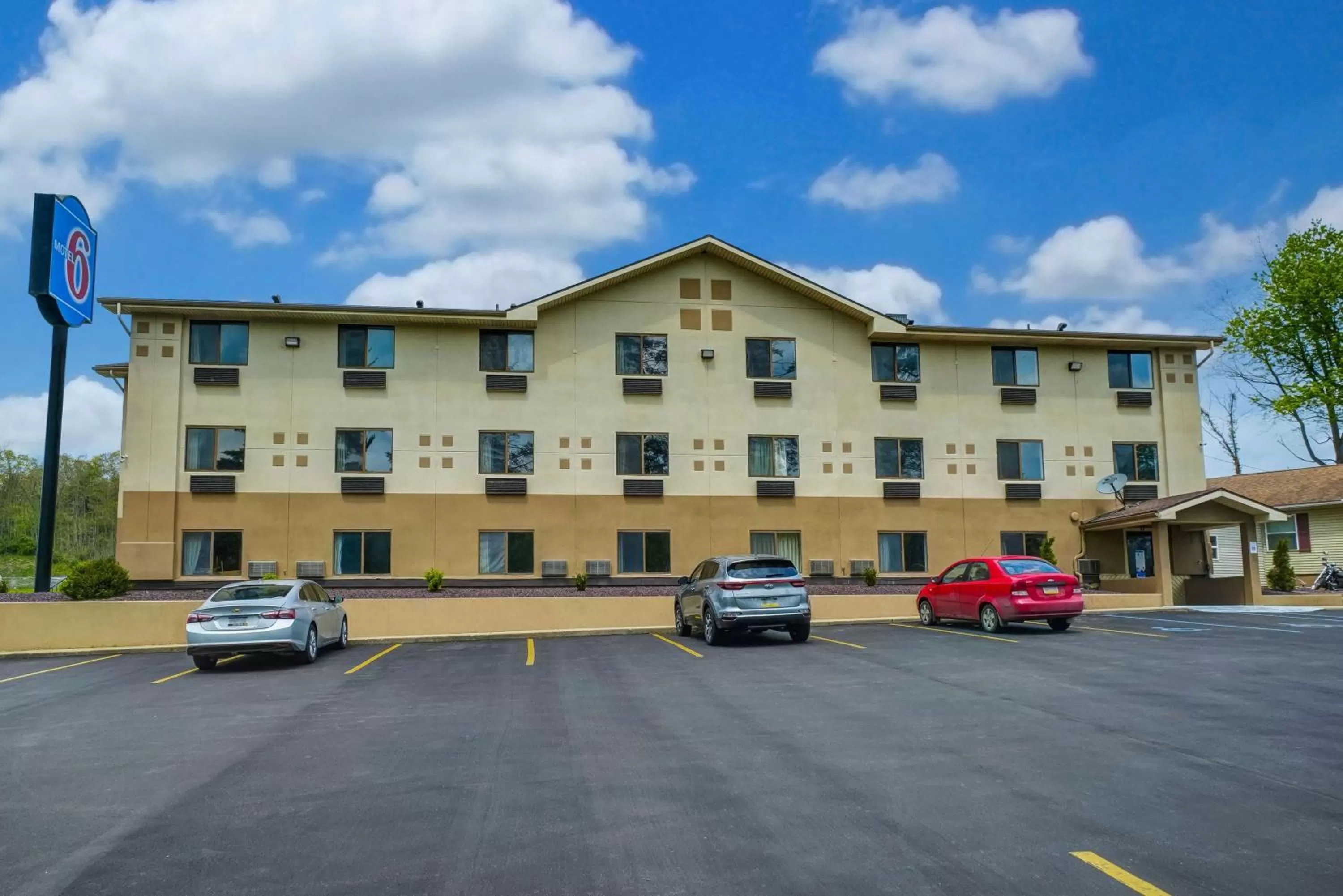 Property building in Motel 6-Montoursville, PA - Williamsport