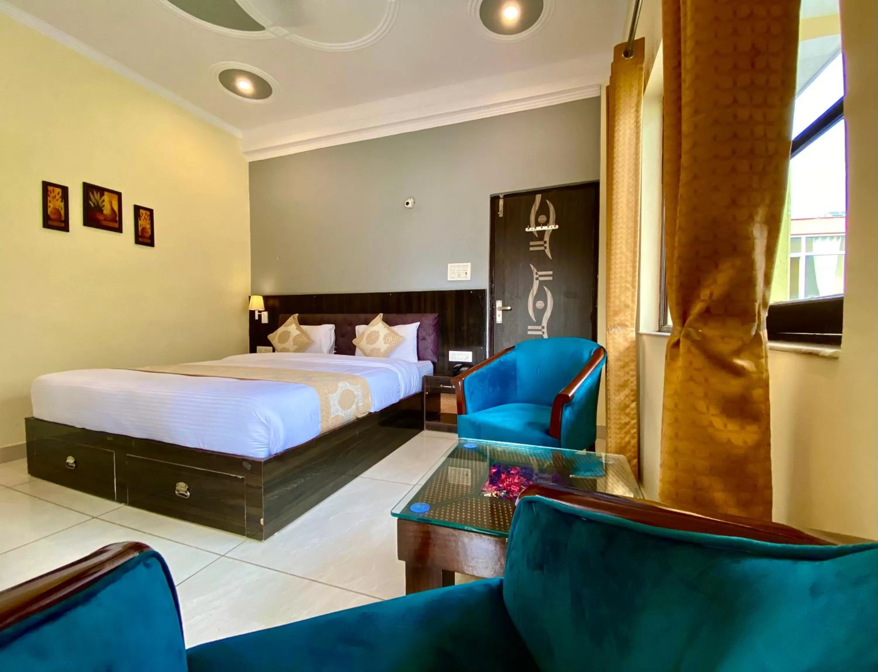 Photo of the whole room, Bed in Tapovan New Residency - 5 minutes walk to Laxman jhula