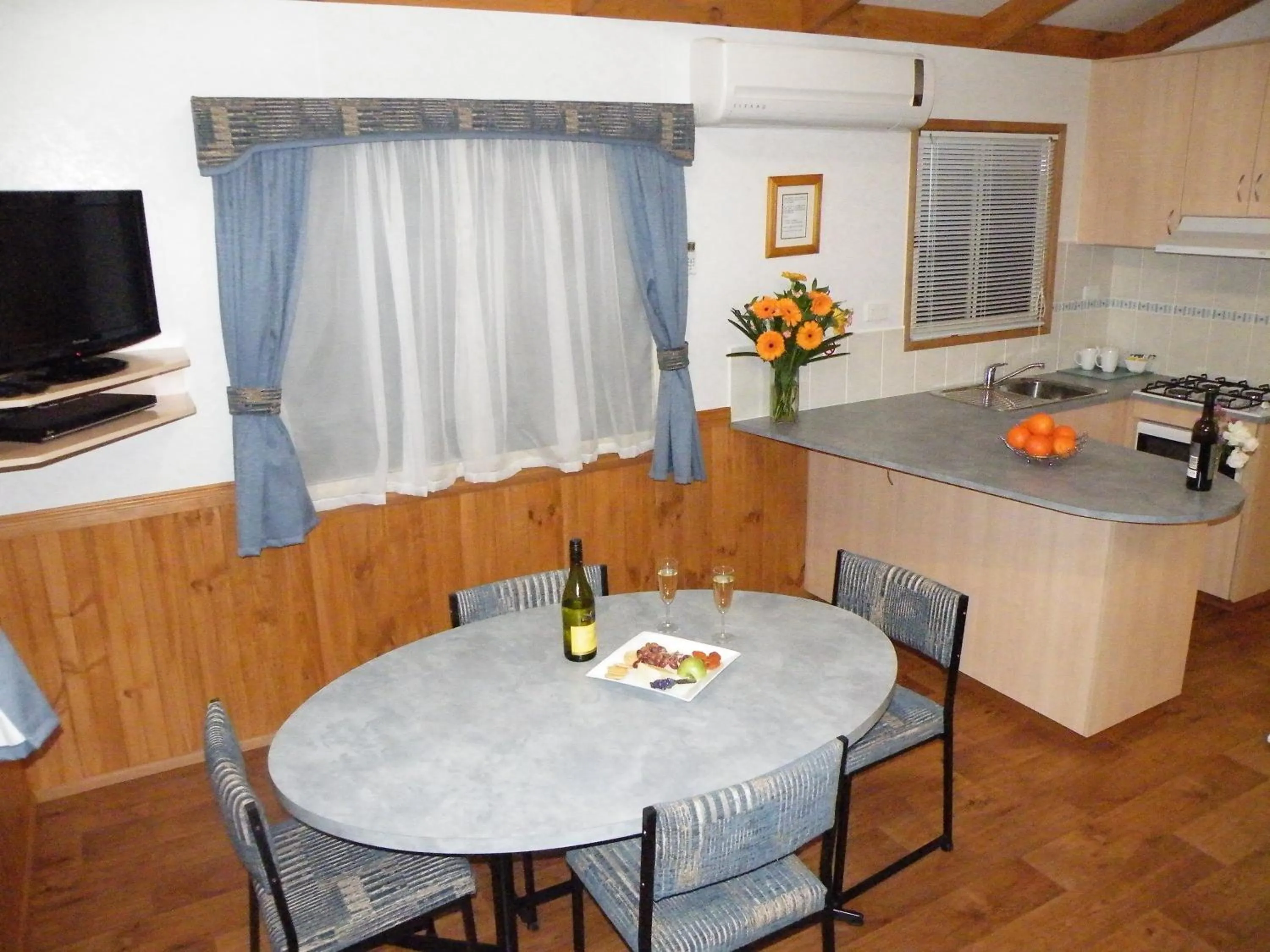 Superior Two-bedroom Cabin - B in Lake Hamilton Motor Village and Caravan Park