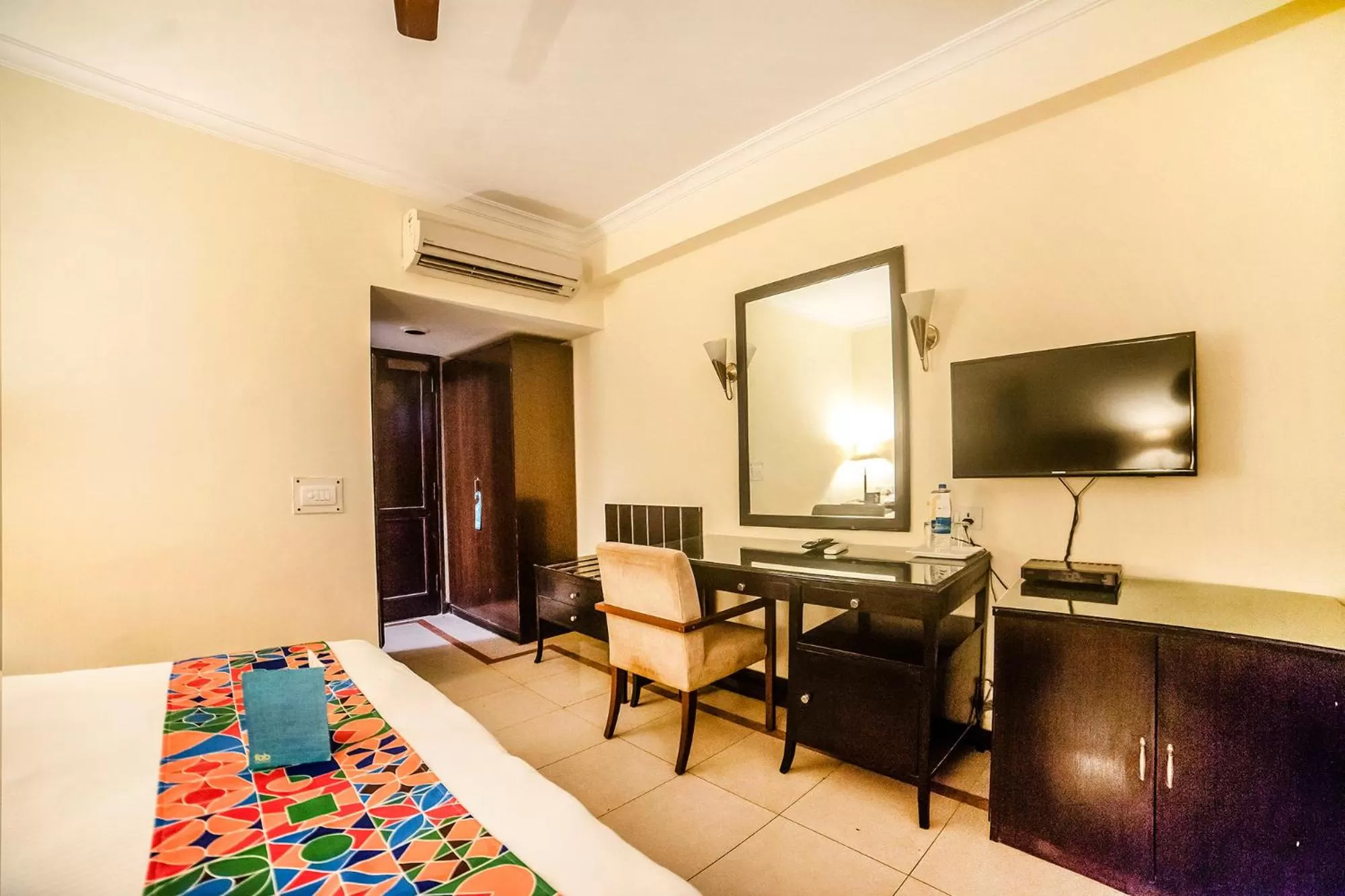 Bed, TV/Entertainment Center in FabHotel BMK Grand