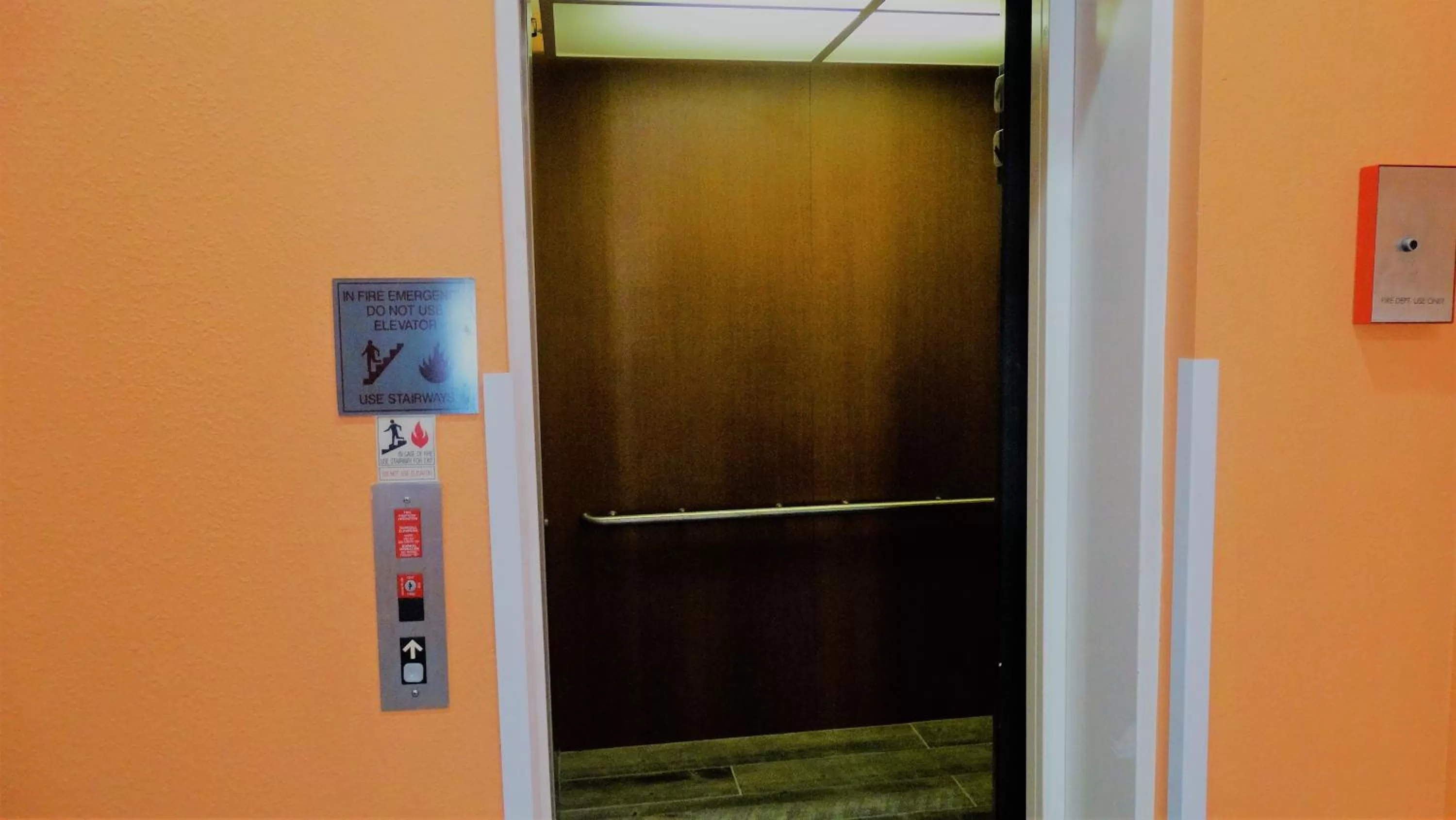 Property building in Oak Tree Inn & Suites