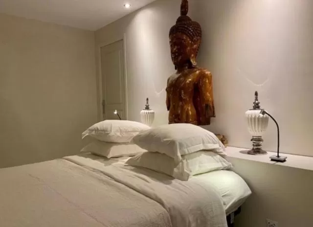 Bedroom, Bed in La cactée singulière