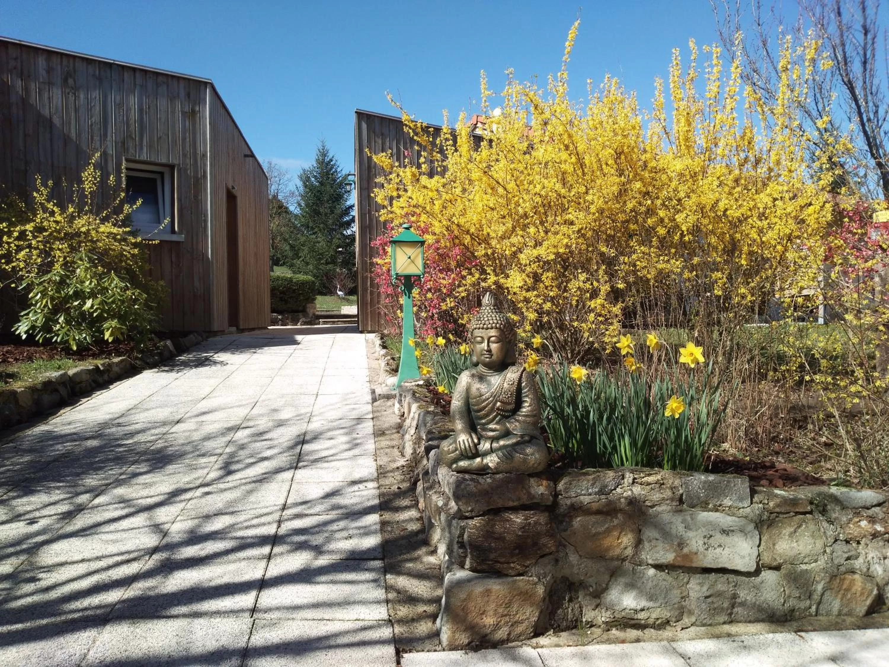 Garden, Property Building in Hotel de l'Ile d'Amour