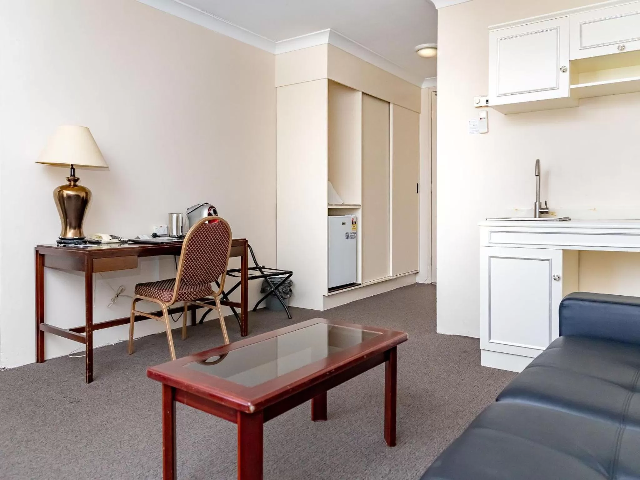 Living room in Charbonnier Motor Inn