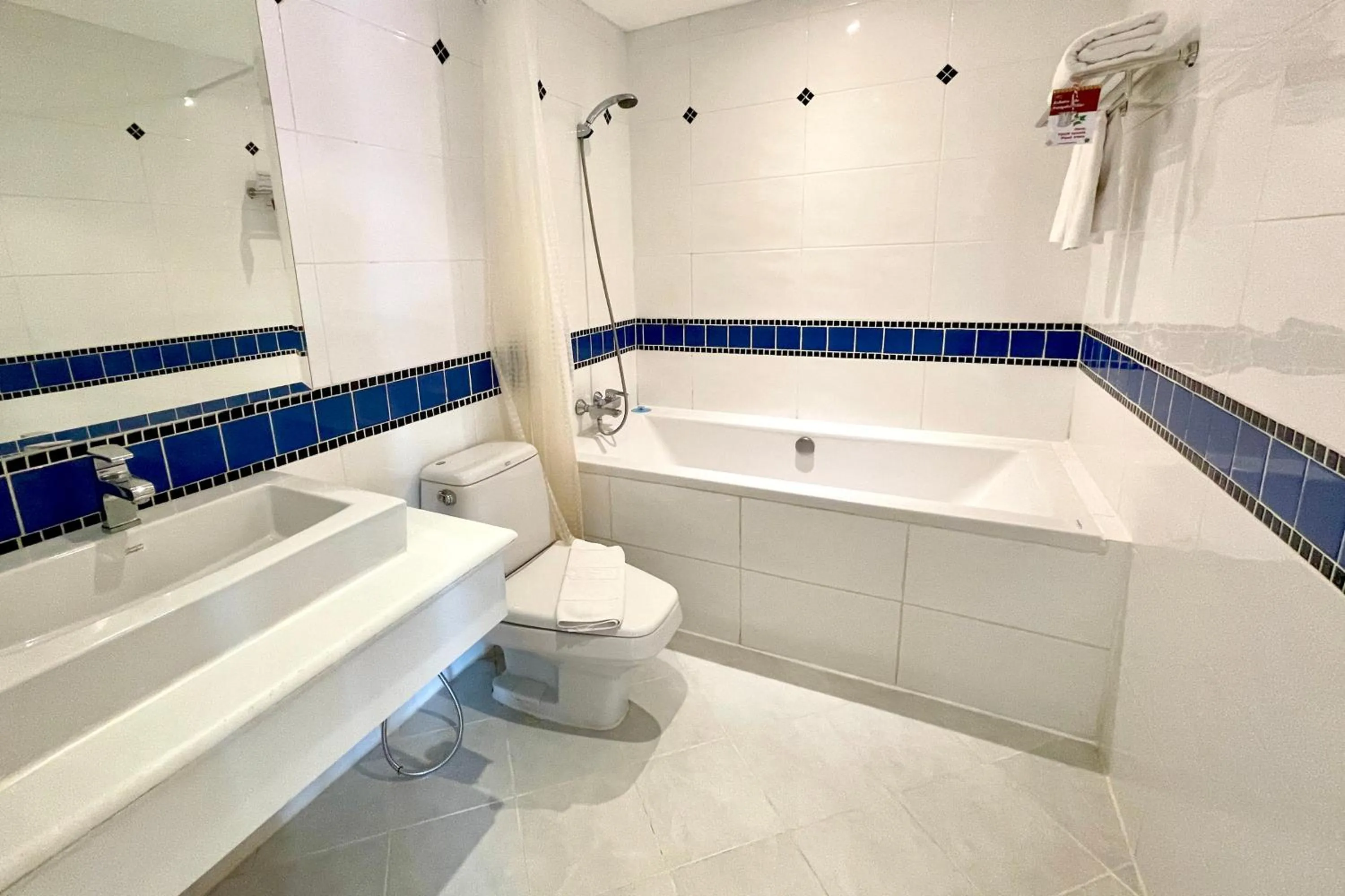 Bath in Rayaburi Hotel, Patong