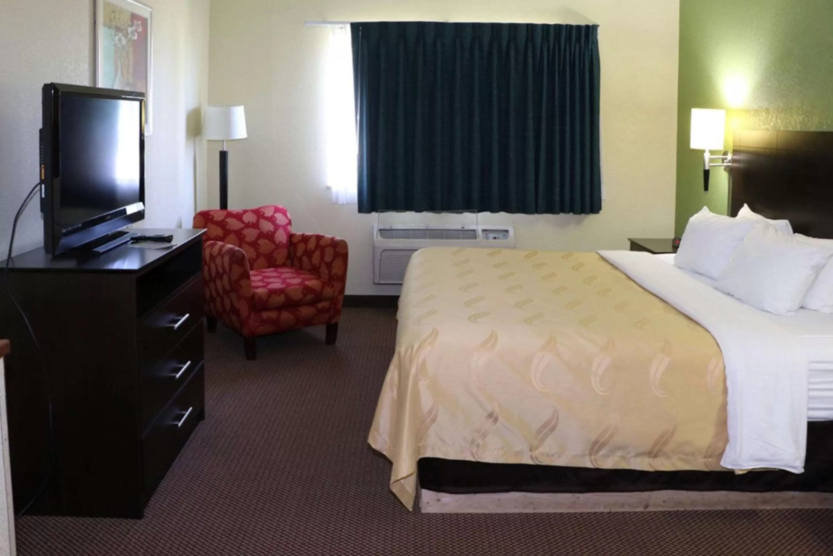 Photo of the whole room, Bed in Quality Inn Evansville Eastland Area