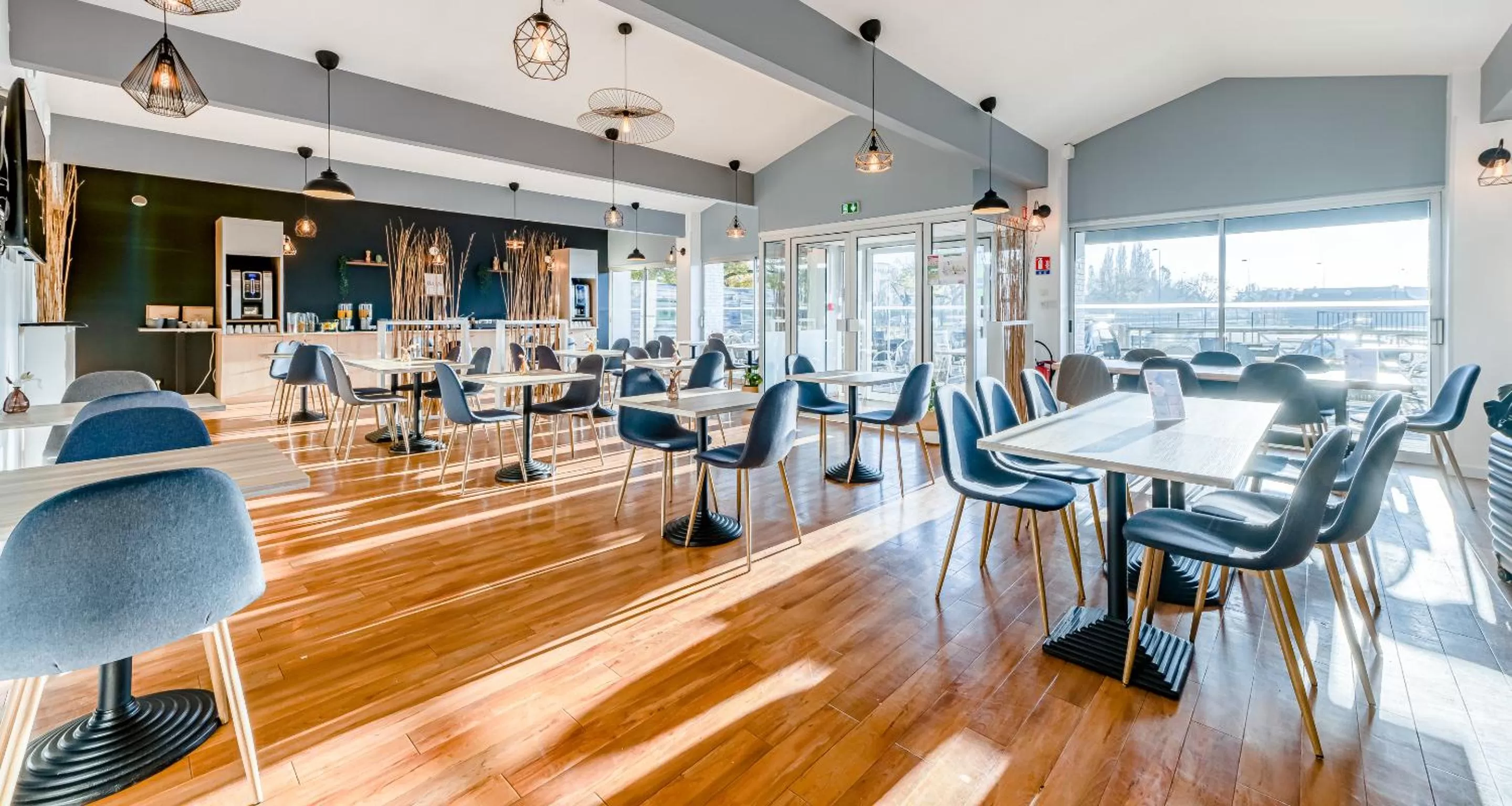 Restaurant/places to eat in Sure Hotel by Best Western Bordeaux Lac