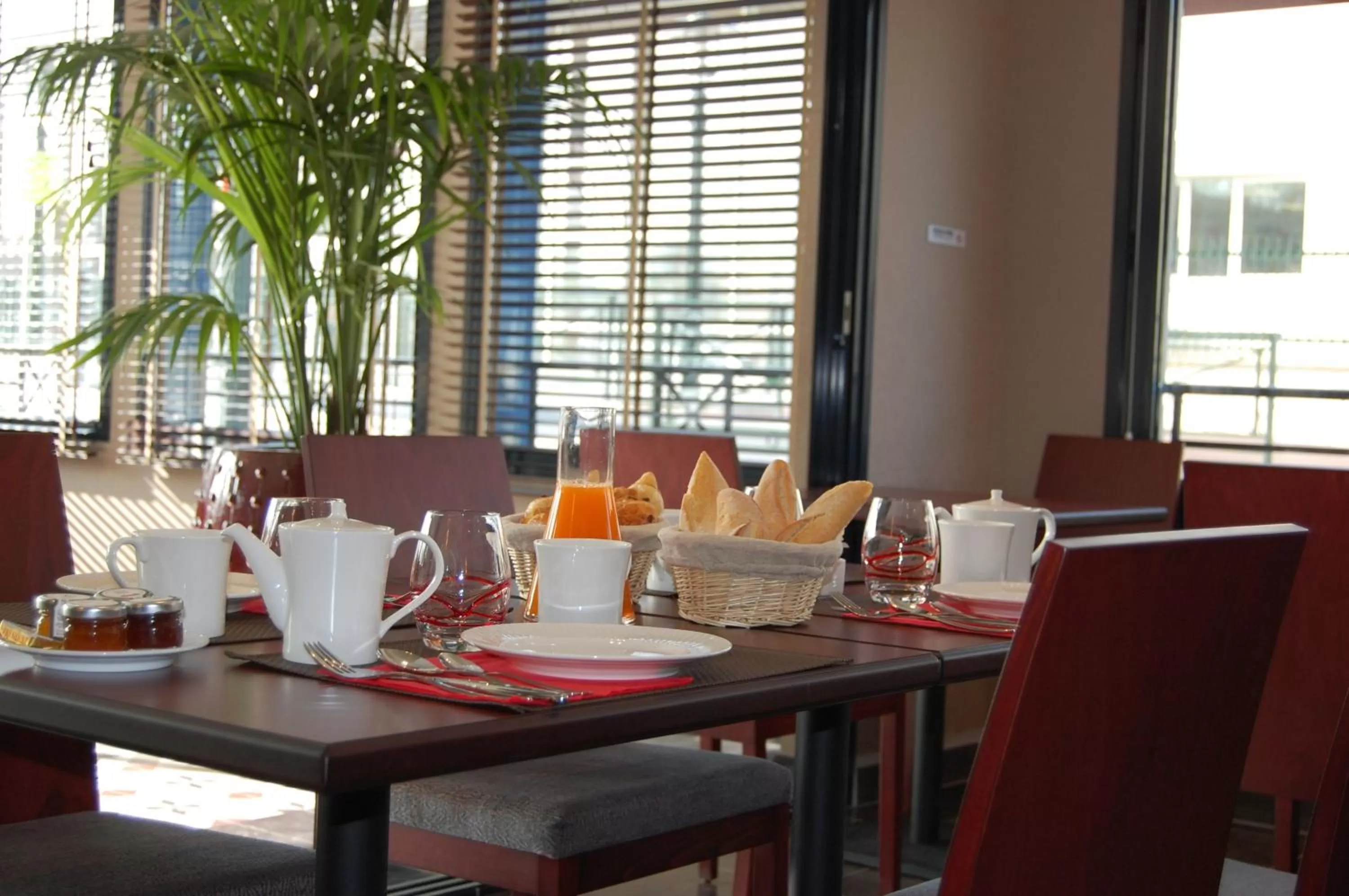 Restaurant/places to eat in Plessis Parc Hôtel