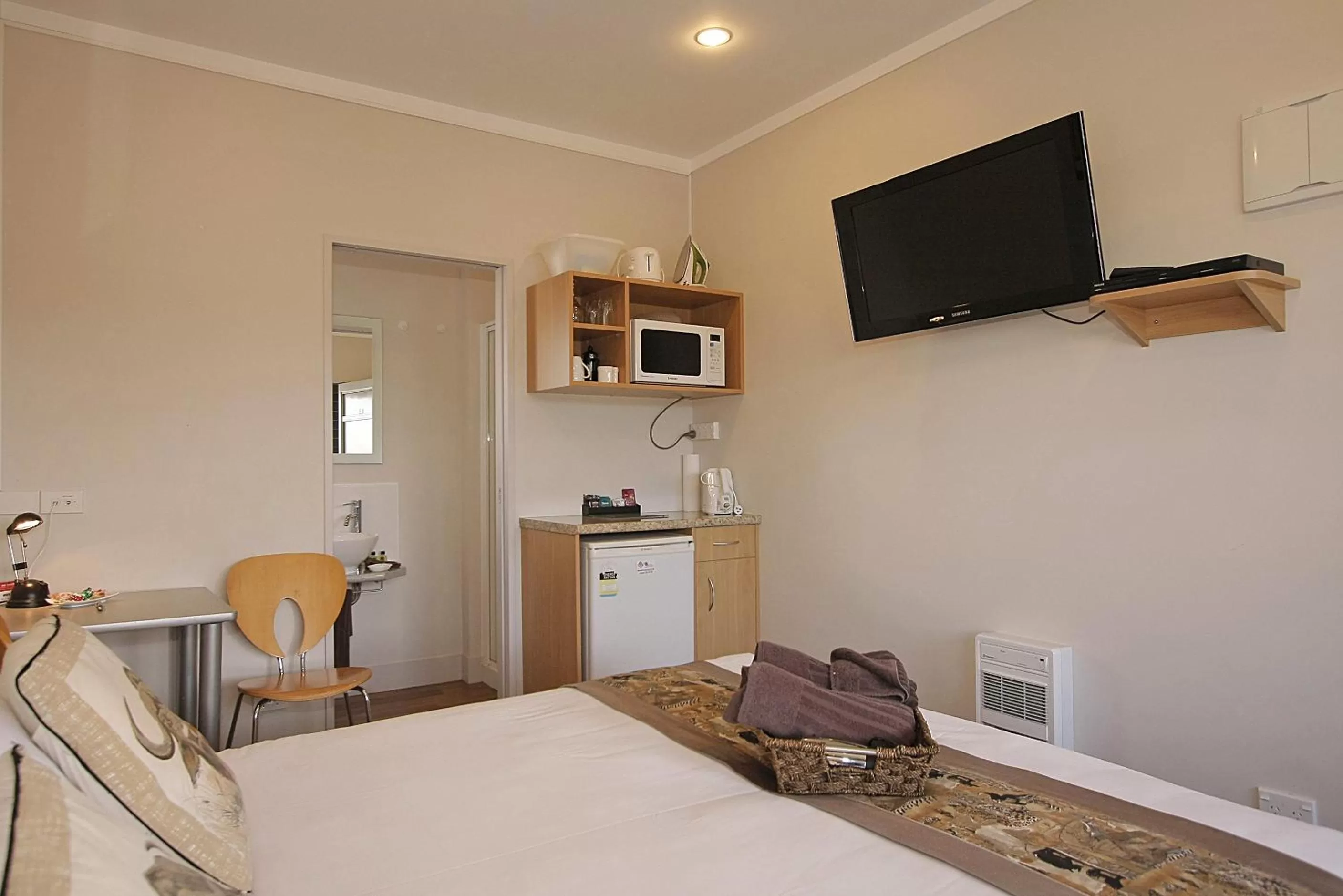 TV and multimedia in Big Five Motel