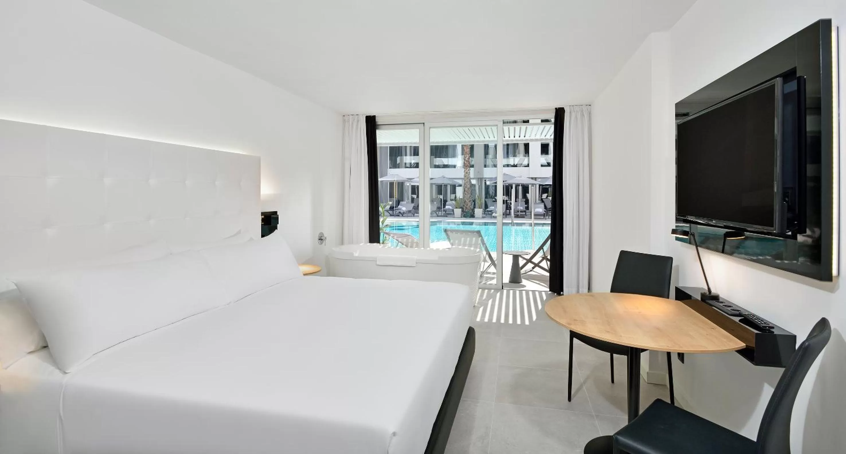 Photo of the whole room, Bed in INNSiDE by Meliá Palma Bosque