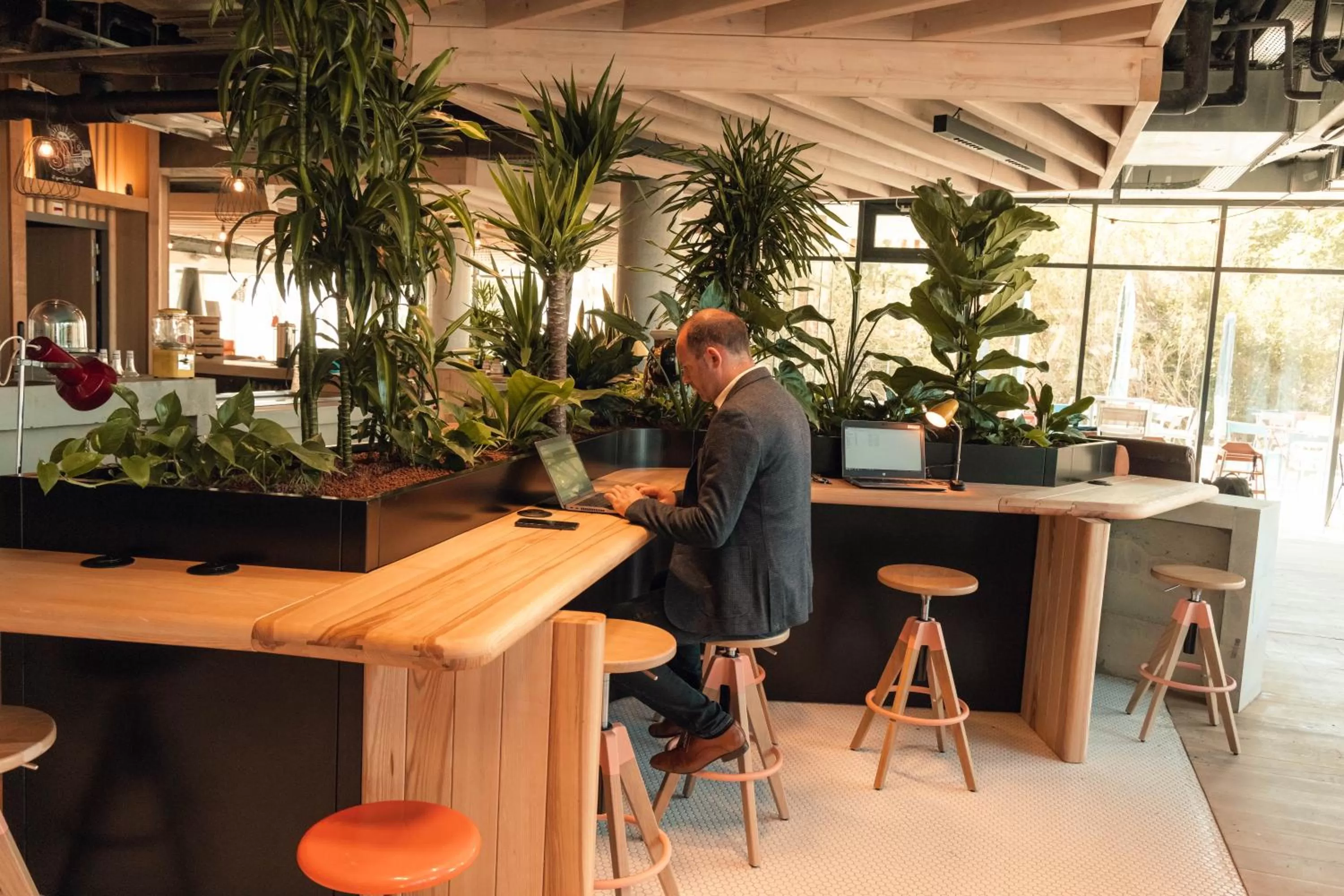 People in greet Hotel La Rochelle Centre