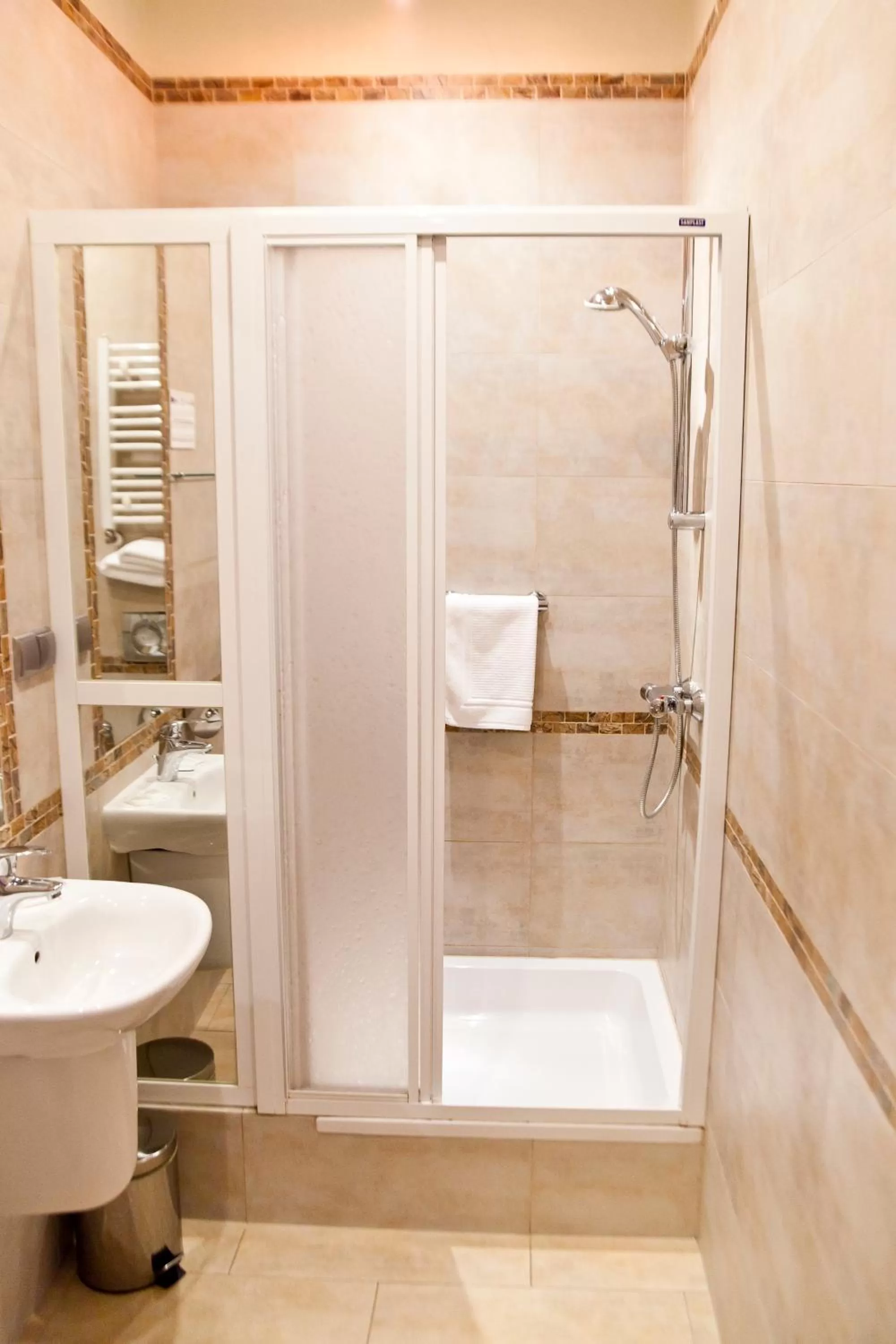 Shower, Bathroom in Centrum Green Hill Business & SPA