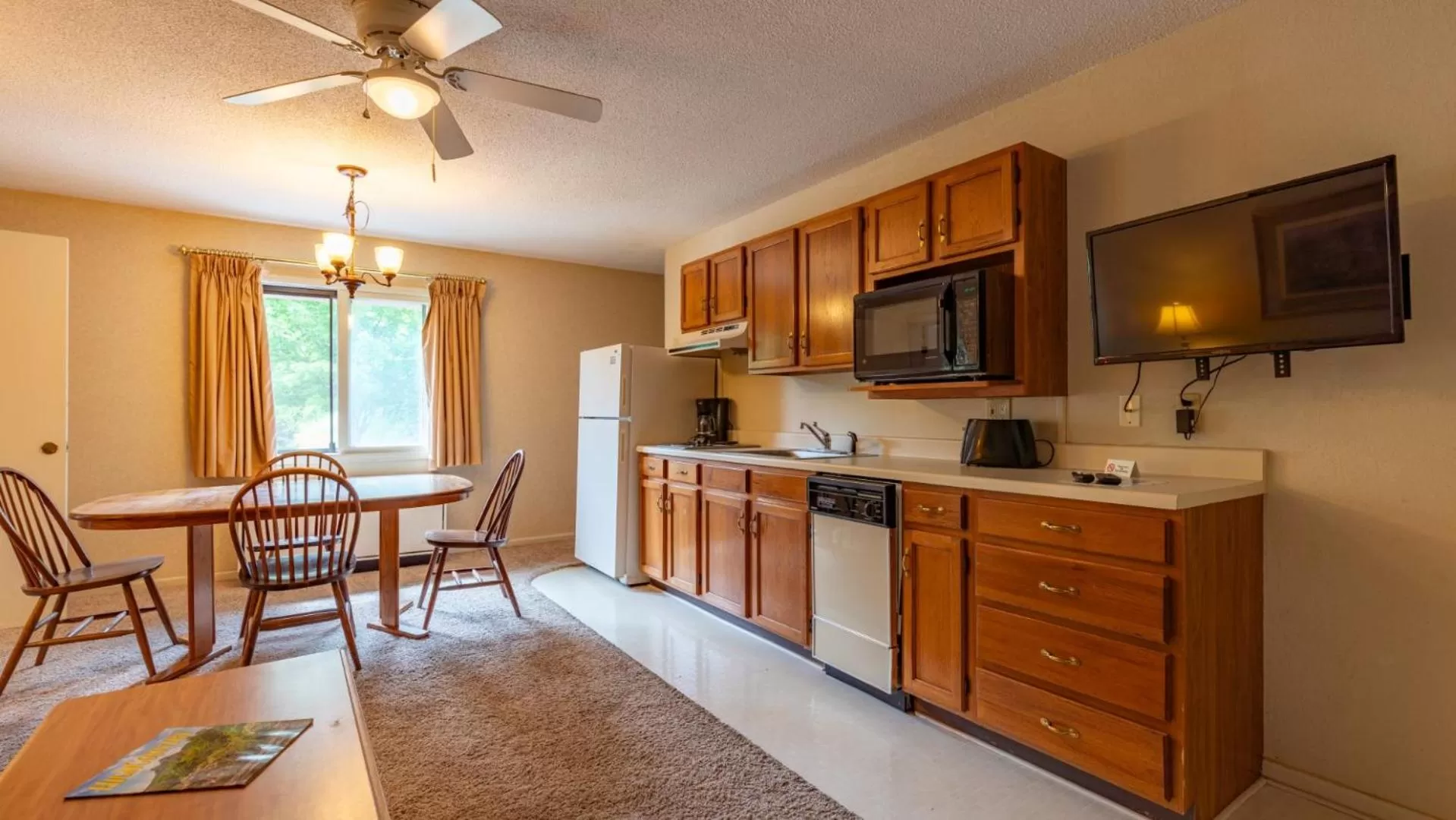 Queen Suite in 4 Seasons at Beech Mountain